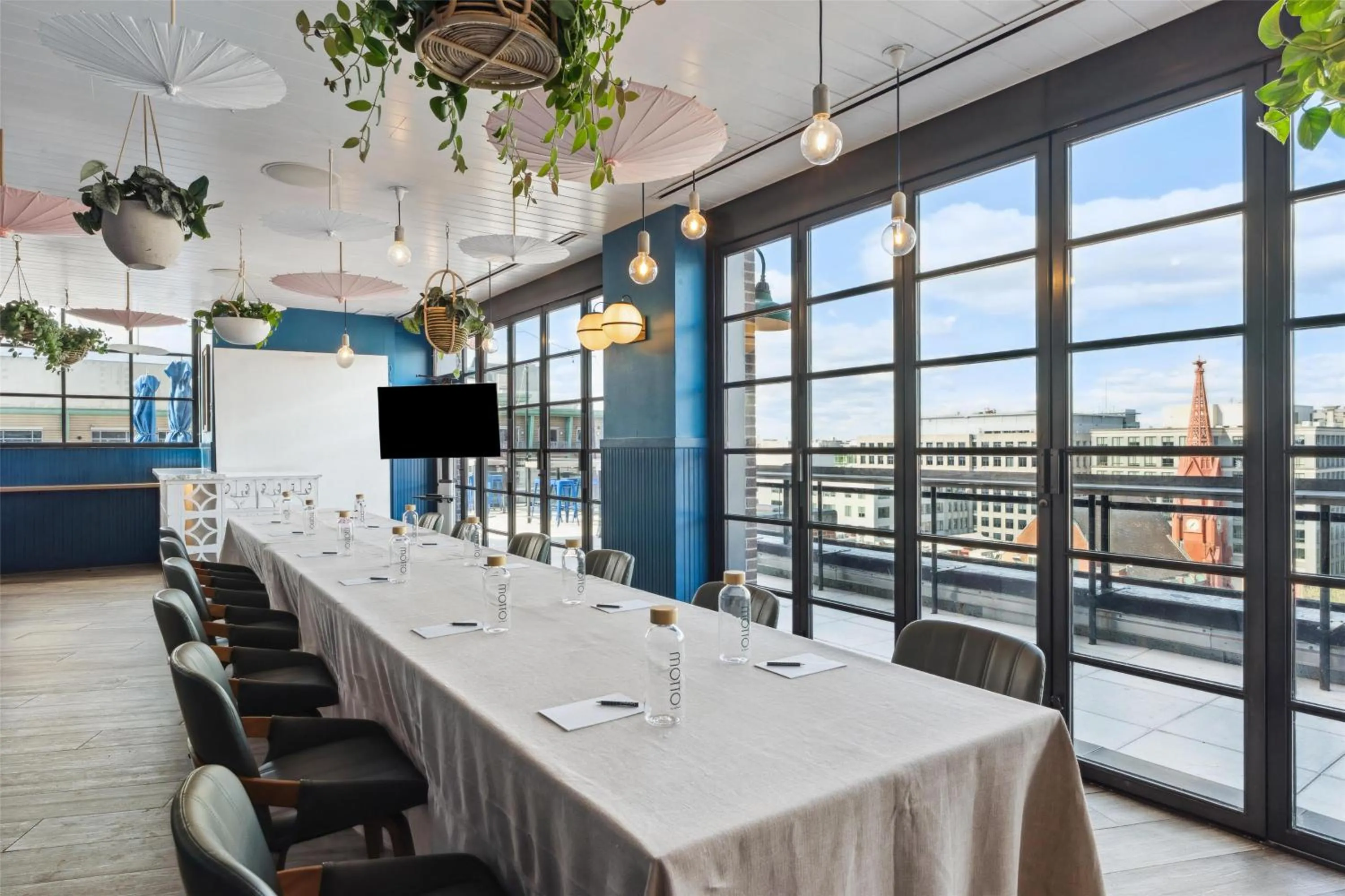 Lounge or bar in Motto by Hilton Washington DC City Center