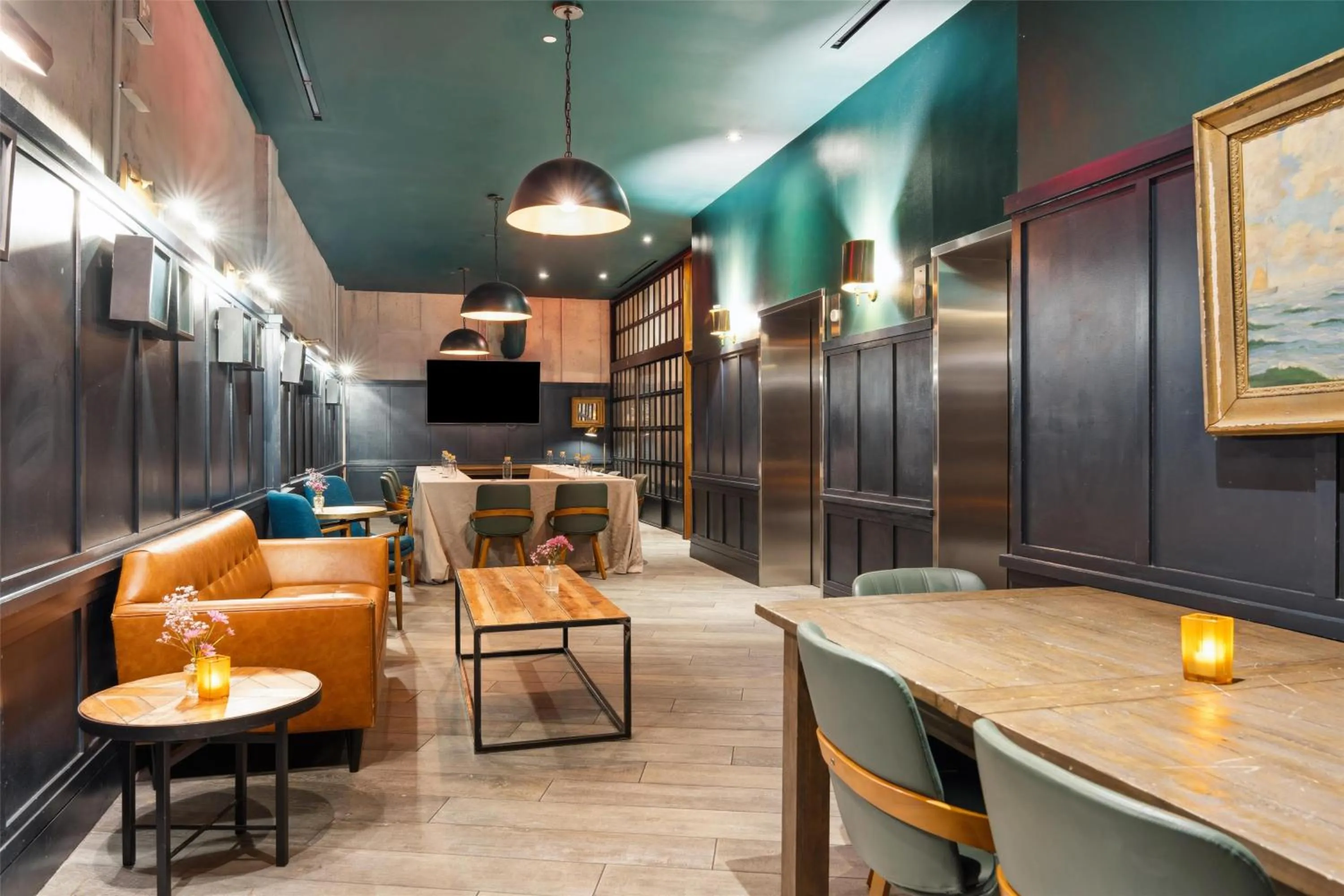 Lounge or bar in Motto by Hilton Washington DC City Center