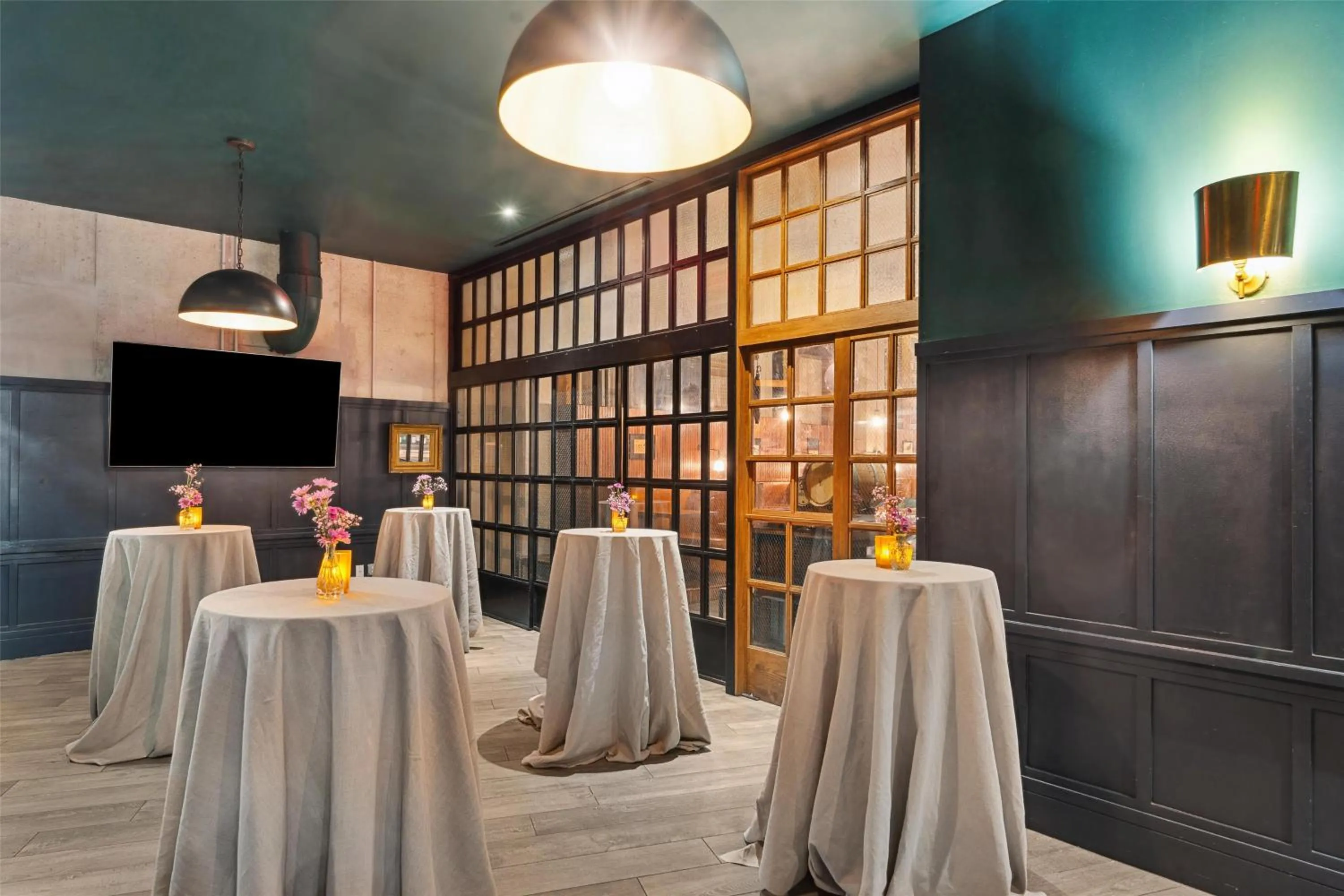 Lounge or bar in Motto by Hilton Washington DC City Center