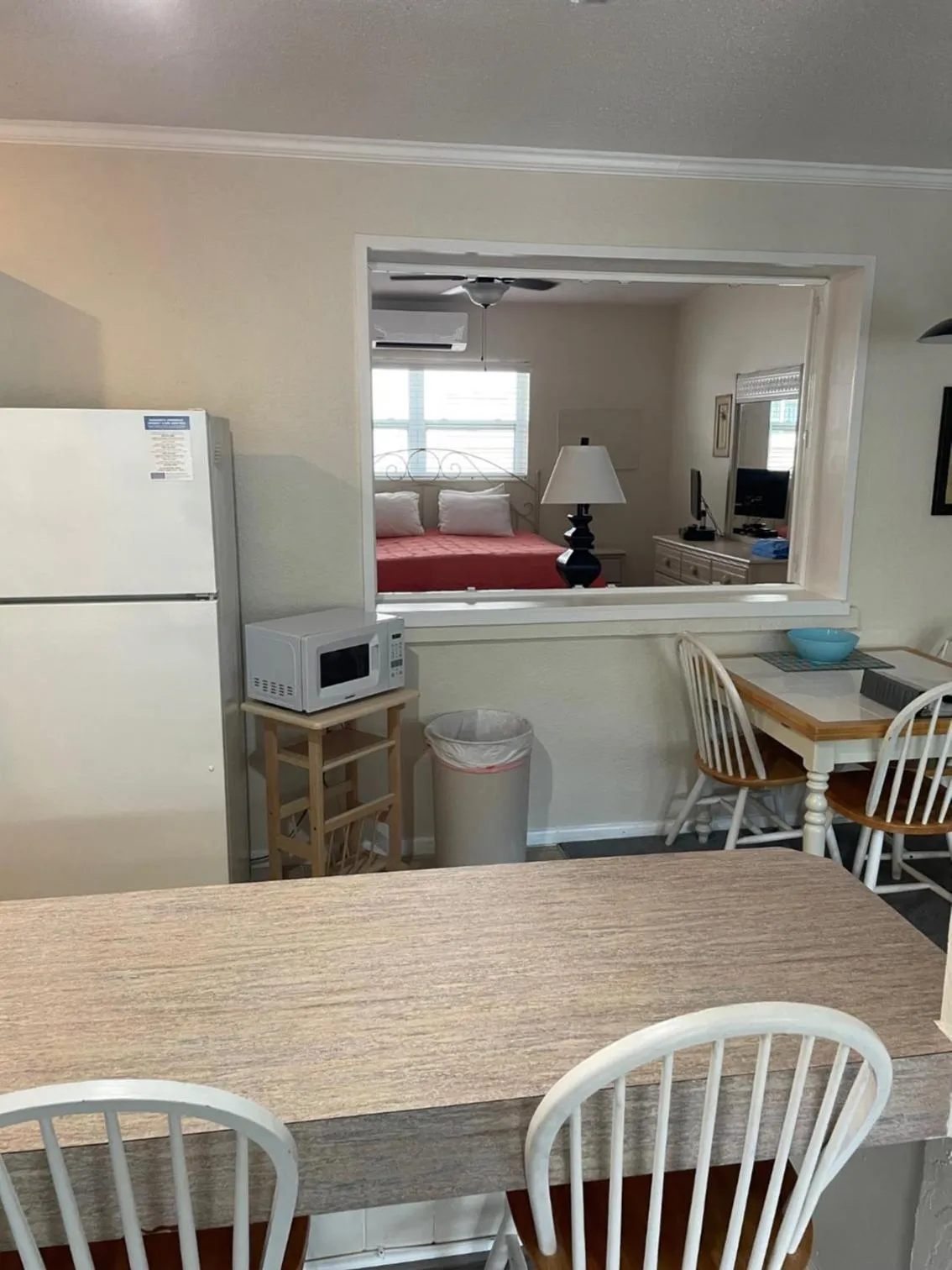 Dining area in Venice Beach Villas