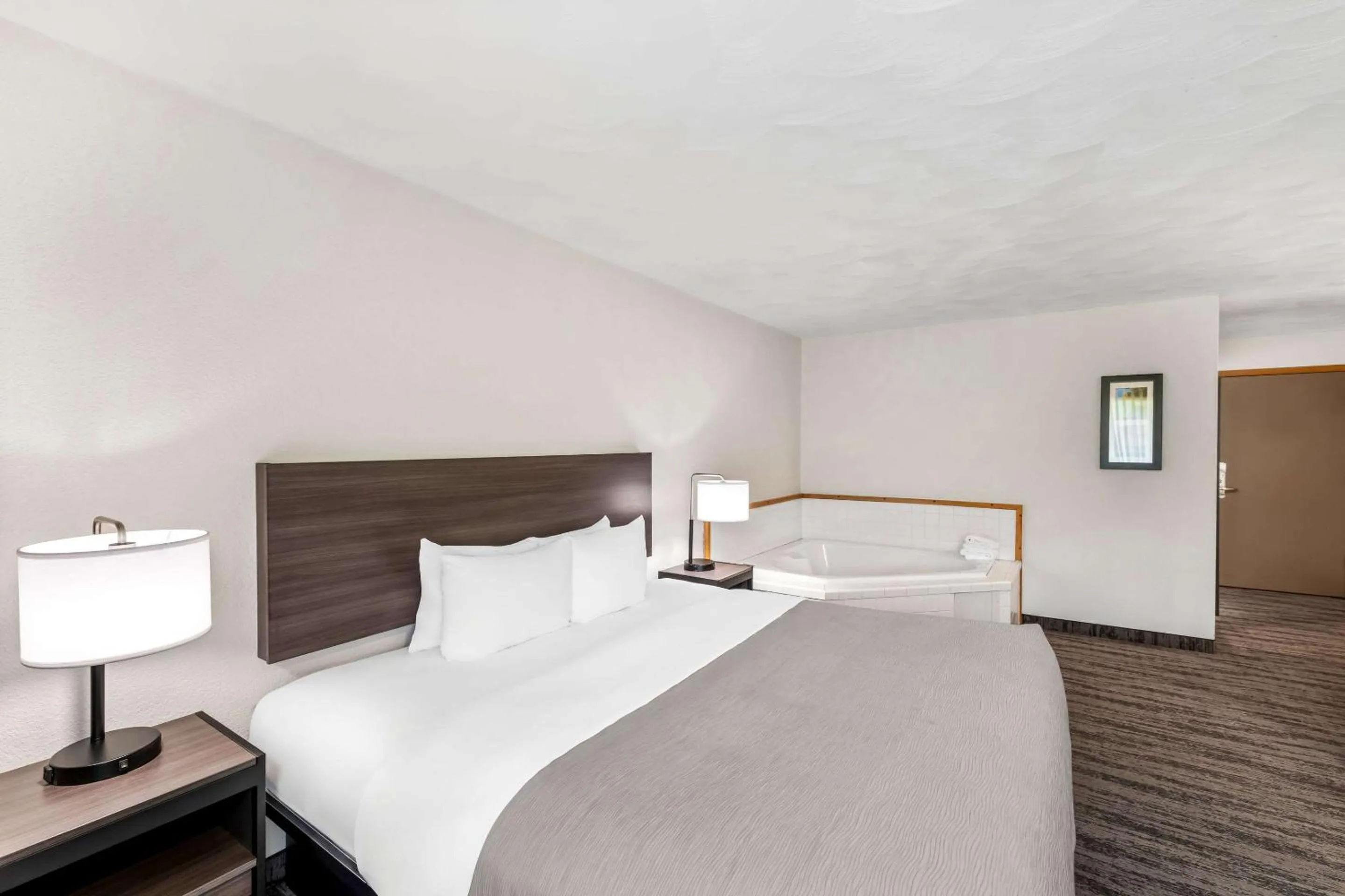 Bedroom, Bed in Quality Inn & Suites Munising