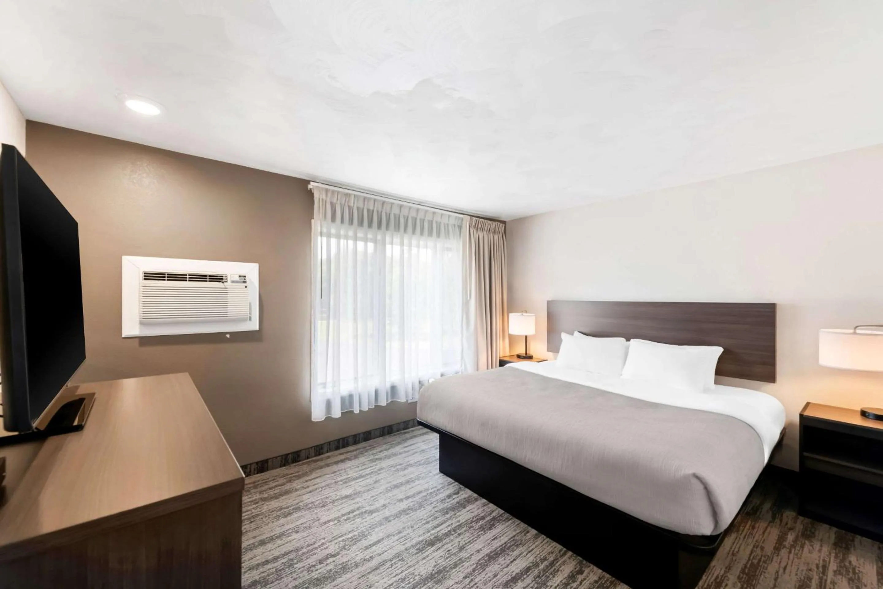 Bedroom, Bed in Quality Inn & Suites Munising