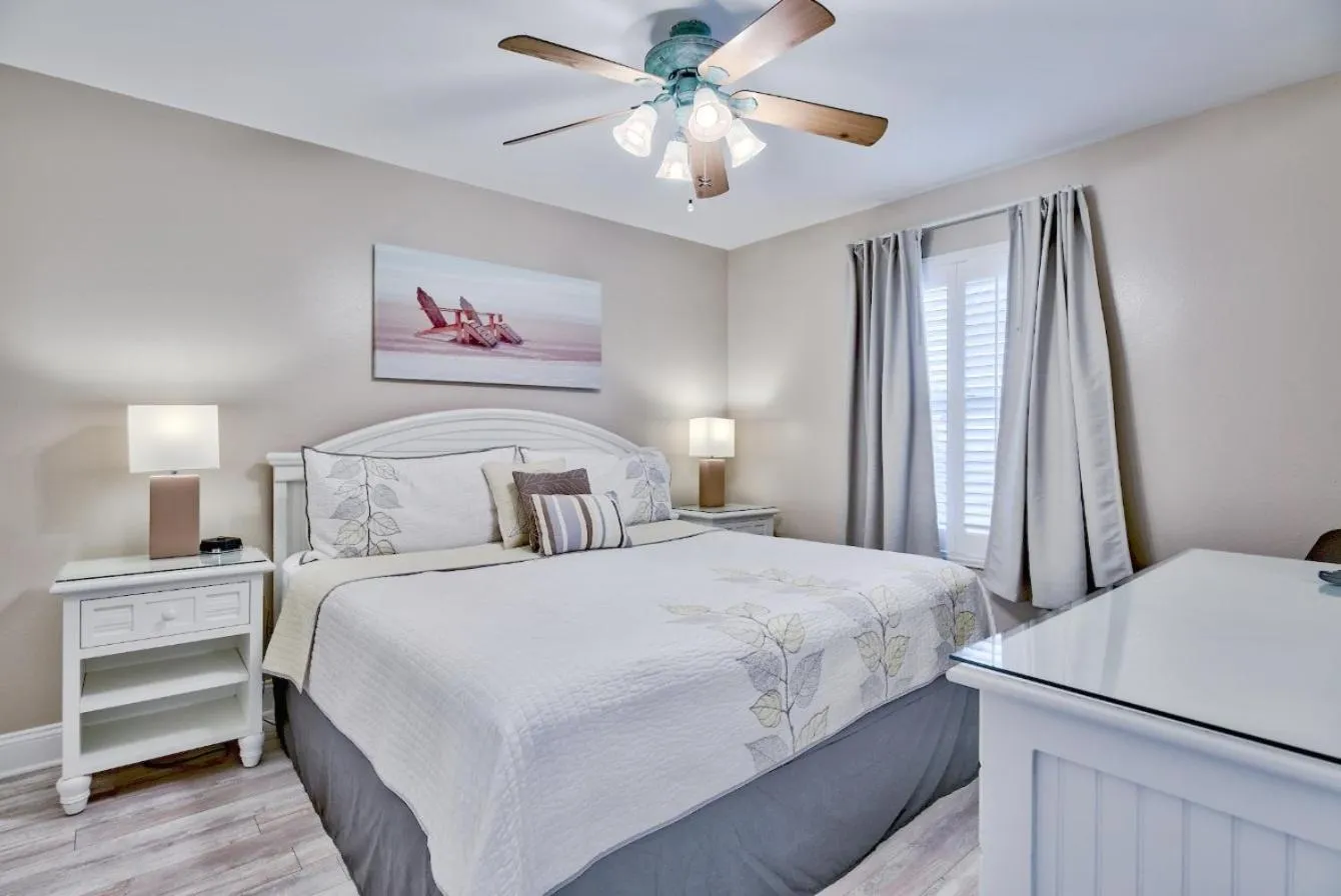 Bedroom, Bed in Pelican Beach Resort Condos