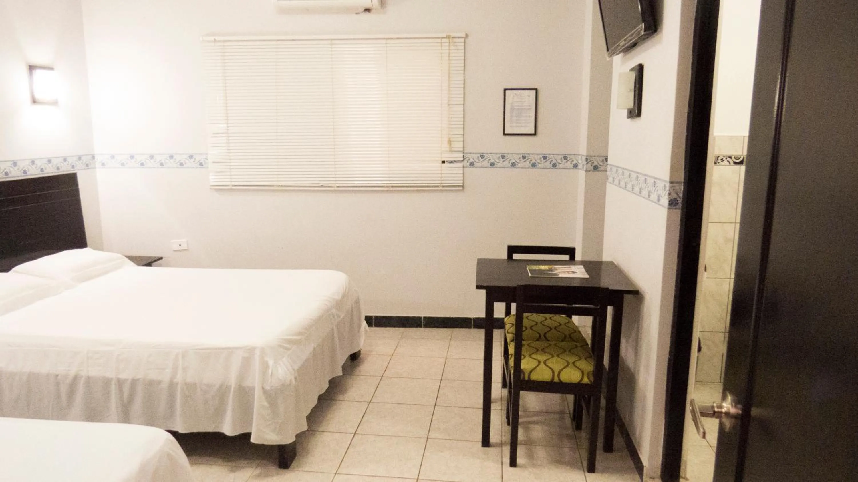 Photo of the whole room, Bed in Jer`s Hostal