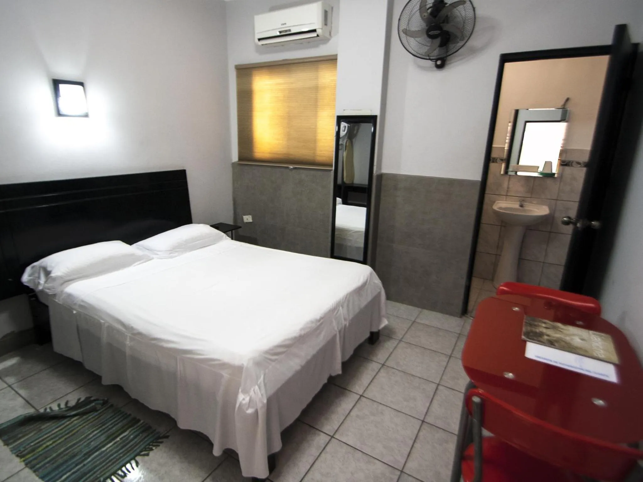 Photo of the whole room, Bed in Jer`s Hostal