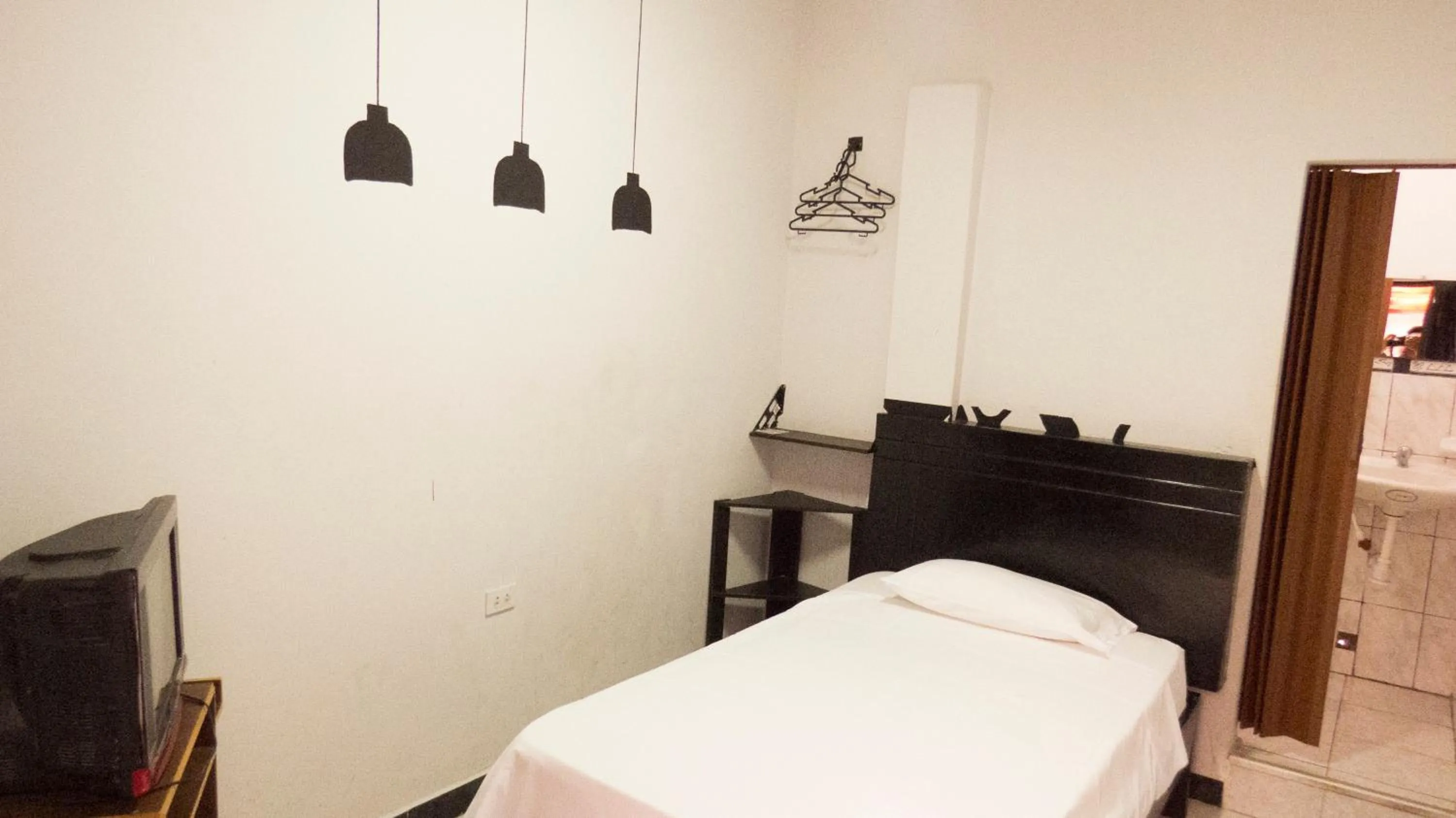 Photo of the whole room, Bed in Jer`s Hostal