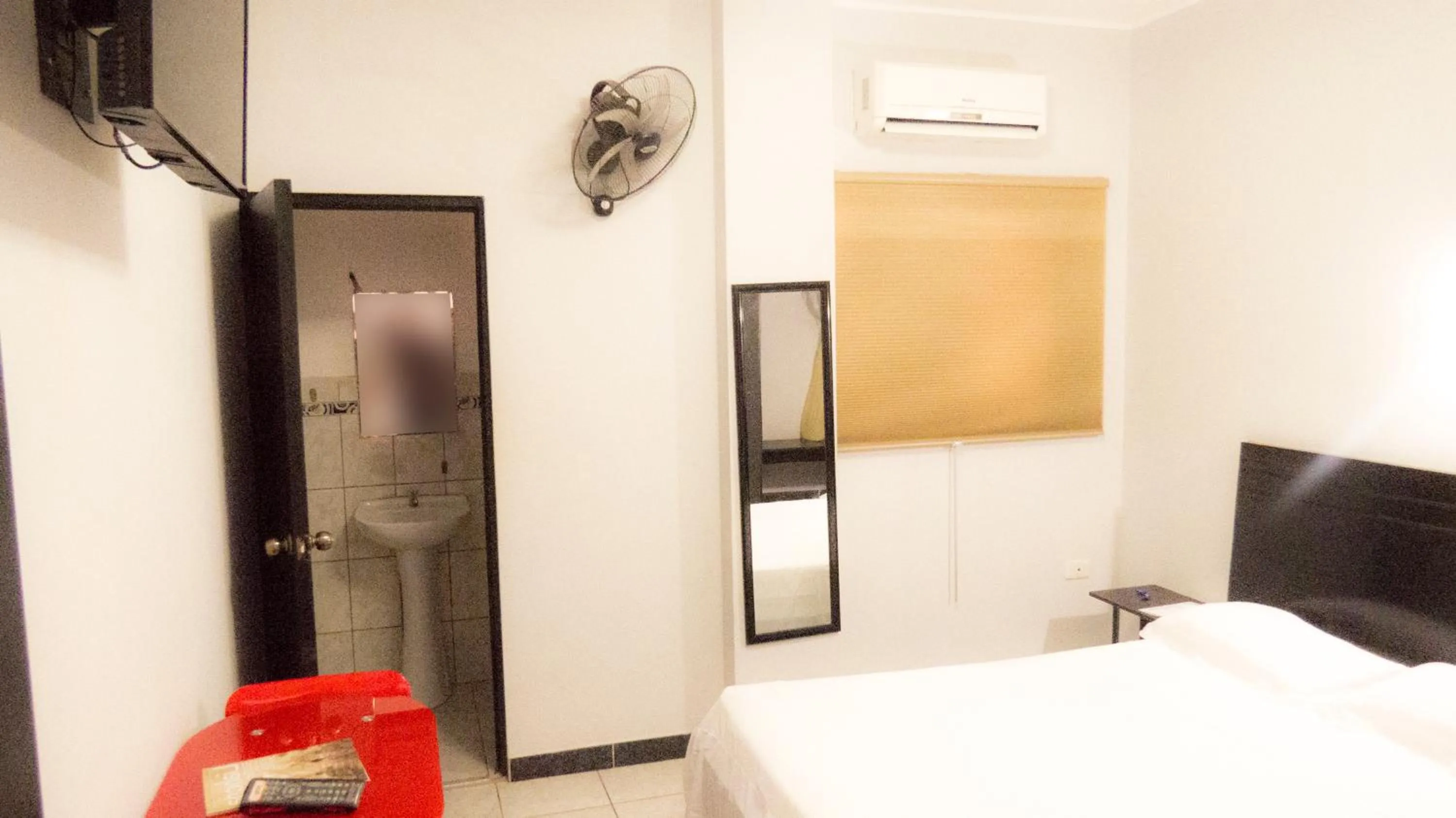 Photo of the whole room, Bed in Jer`s Hostal