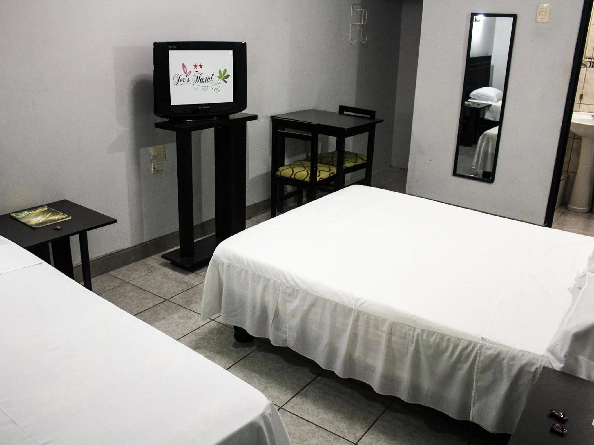 Photo of the whole room, Bed in Jer`s Hostal