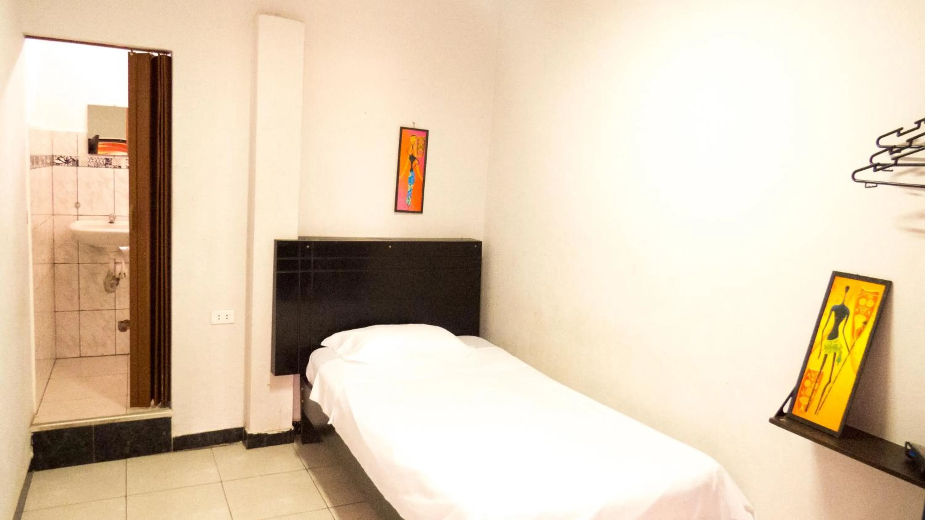 Photo of the whole room, Bed in Jer`s Hostal