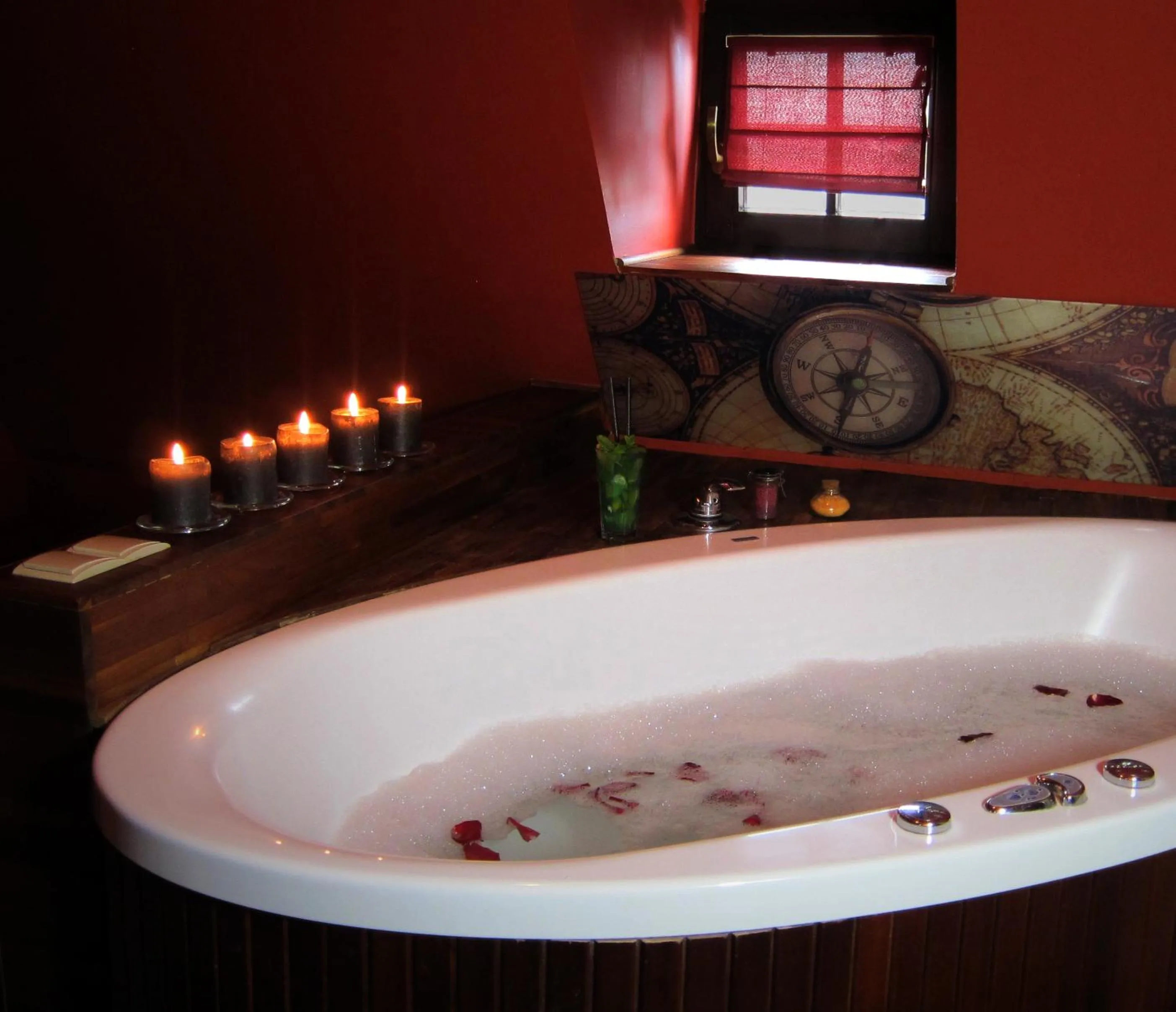 Hot Tub in Apartamenty Siedem Komnat Siedmiu Mistrzów