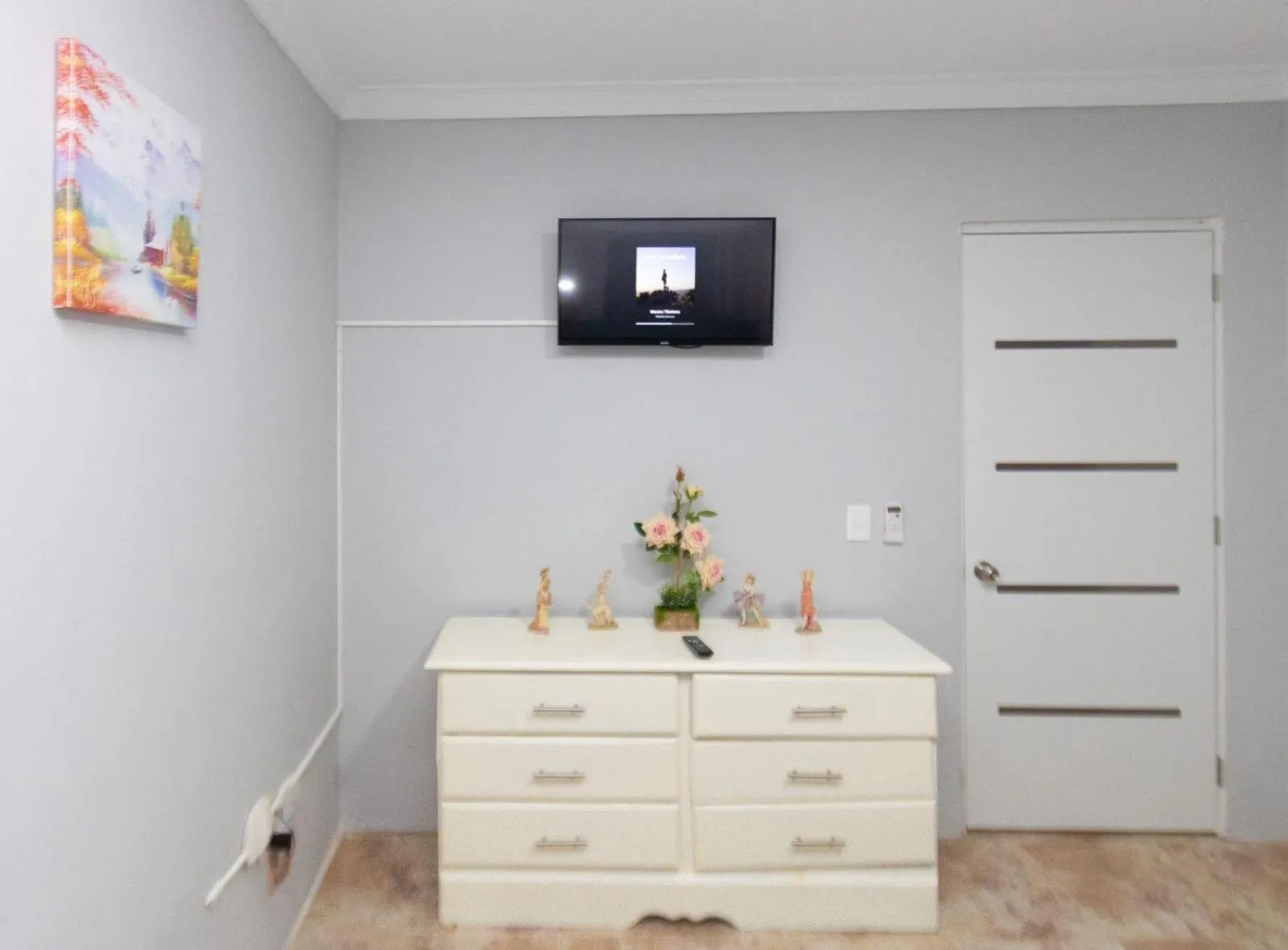 Text overlay in Nely y Pietro share apartment