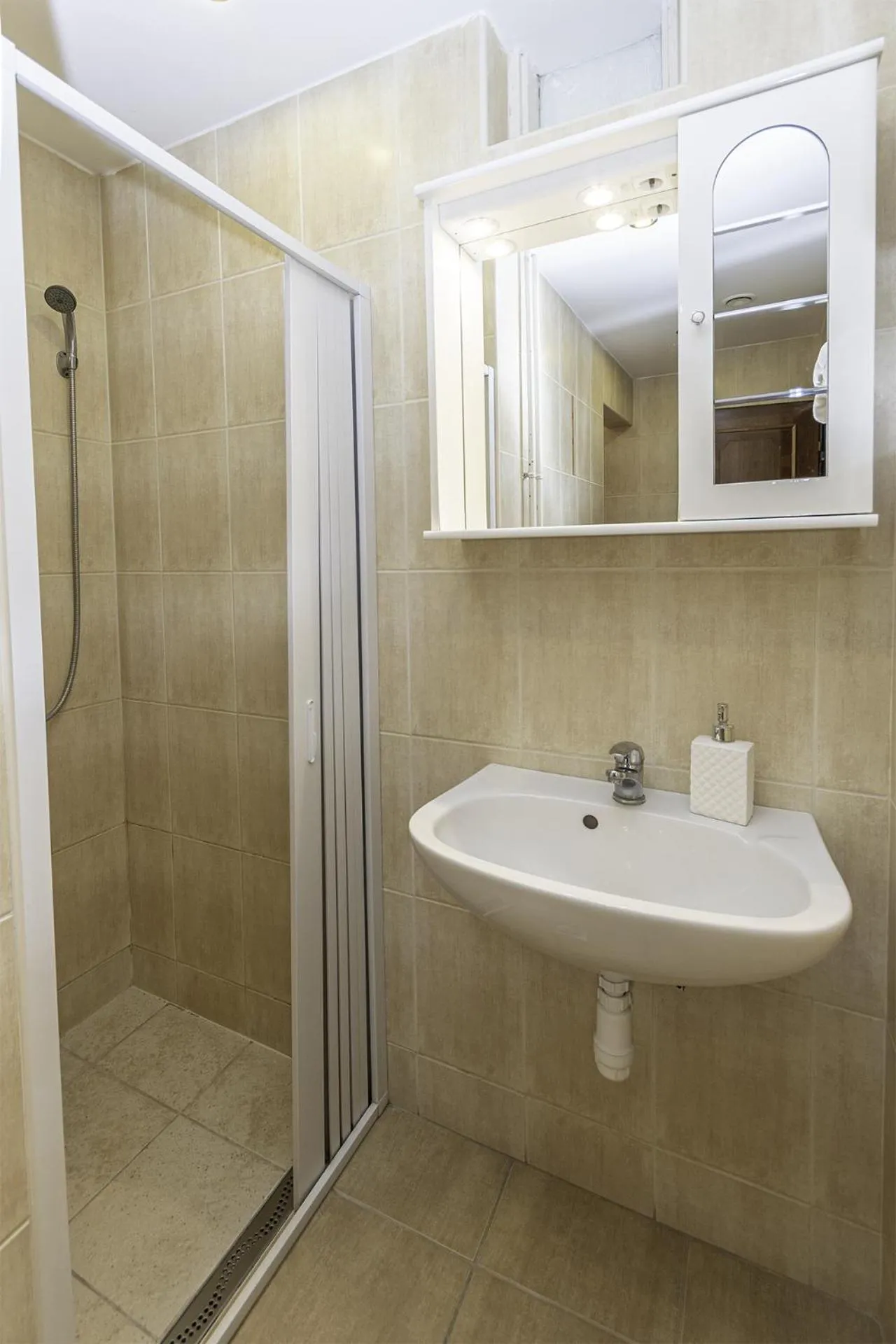 Shower in Hableány Hotel