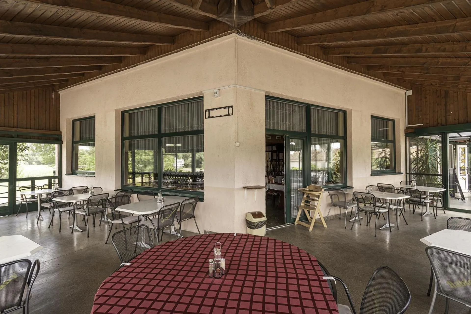 Restaurant/places to eat in Hableány Hotel