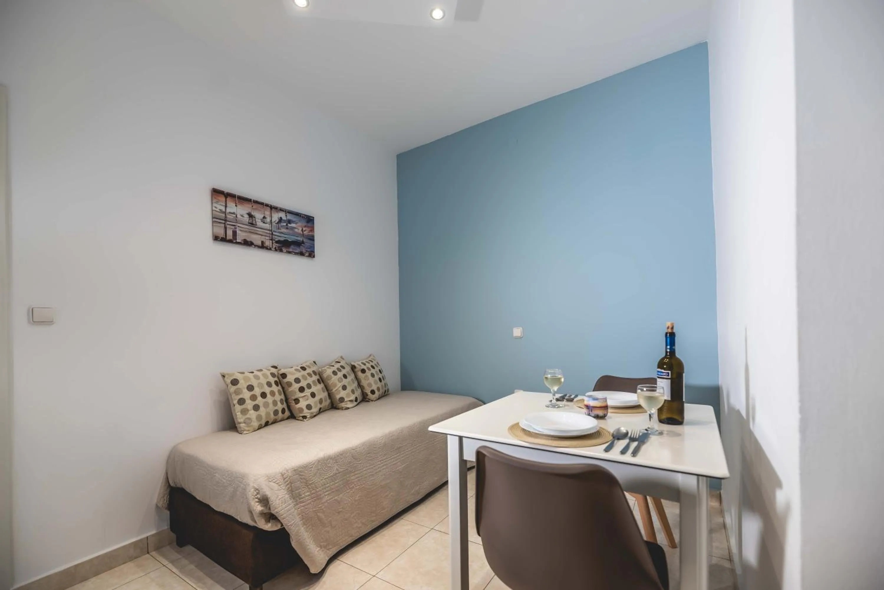 Drinks, Bed in Stegna Bay Apartment