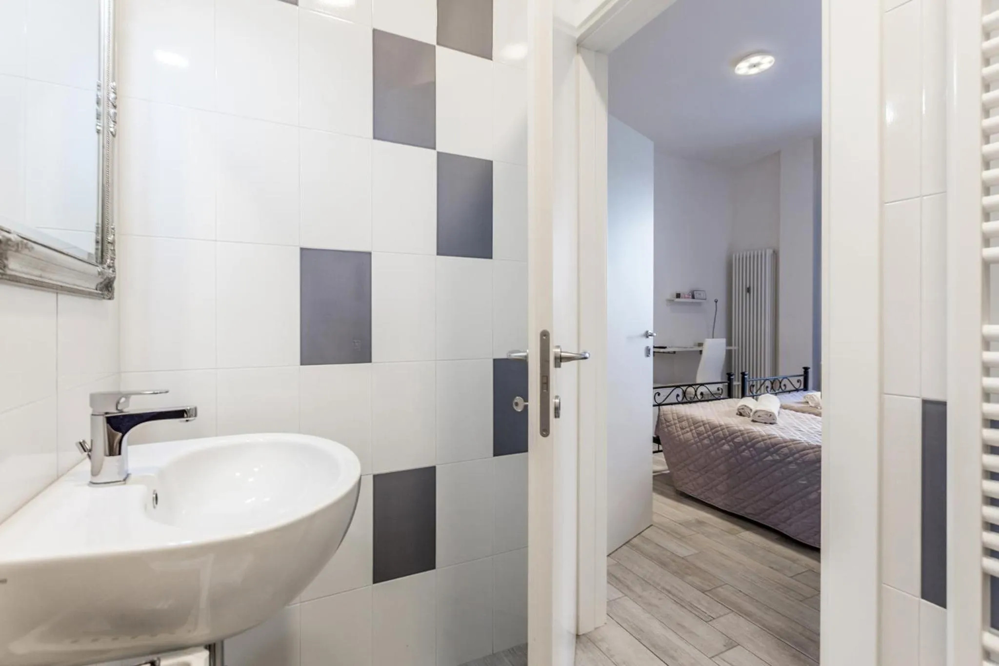 Bathroom, Bed in Central City Rooms