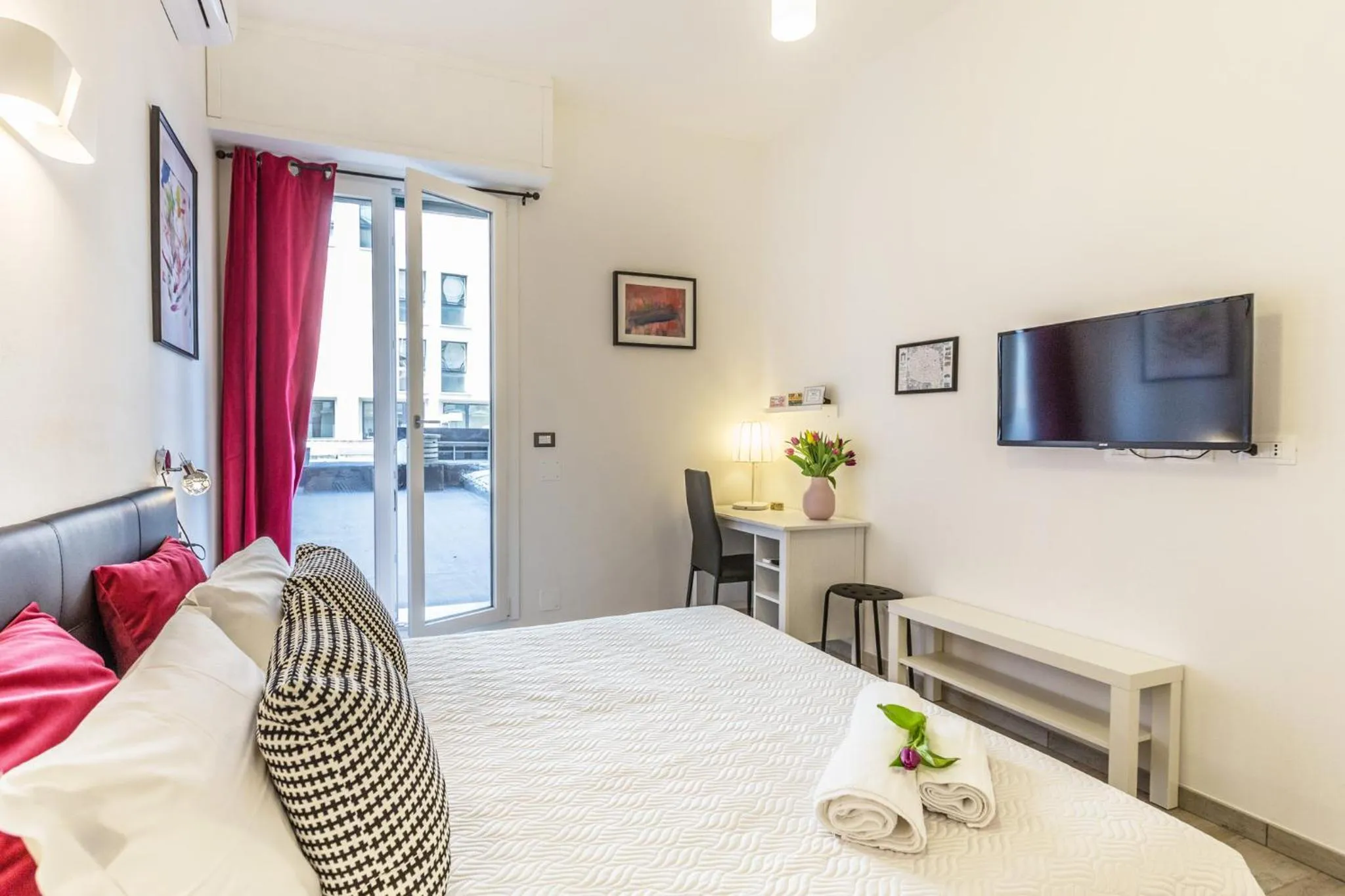 Bedroom, Bed in Central City Rooms