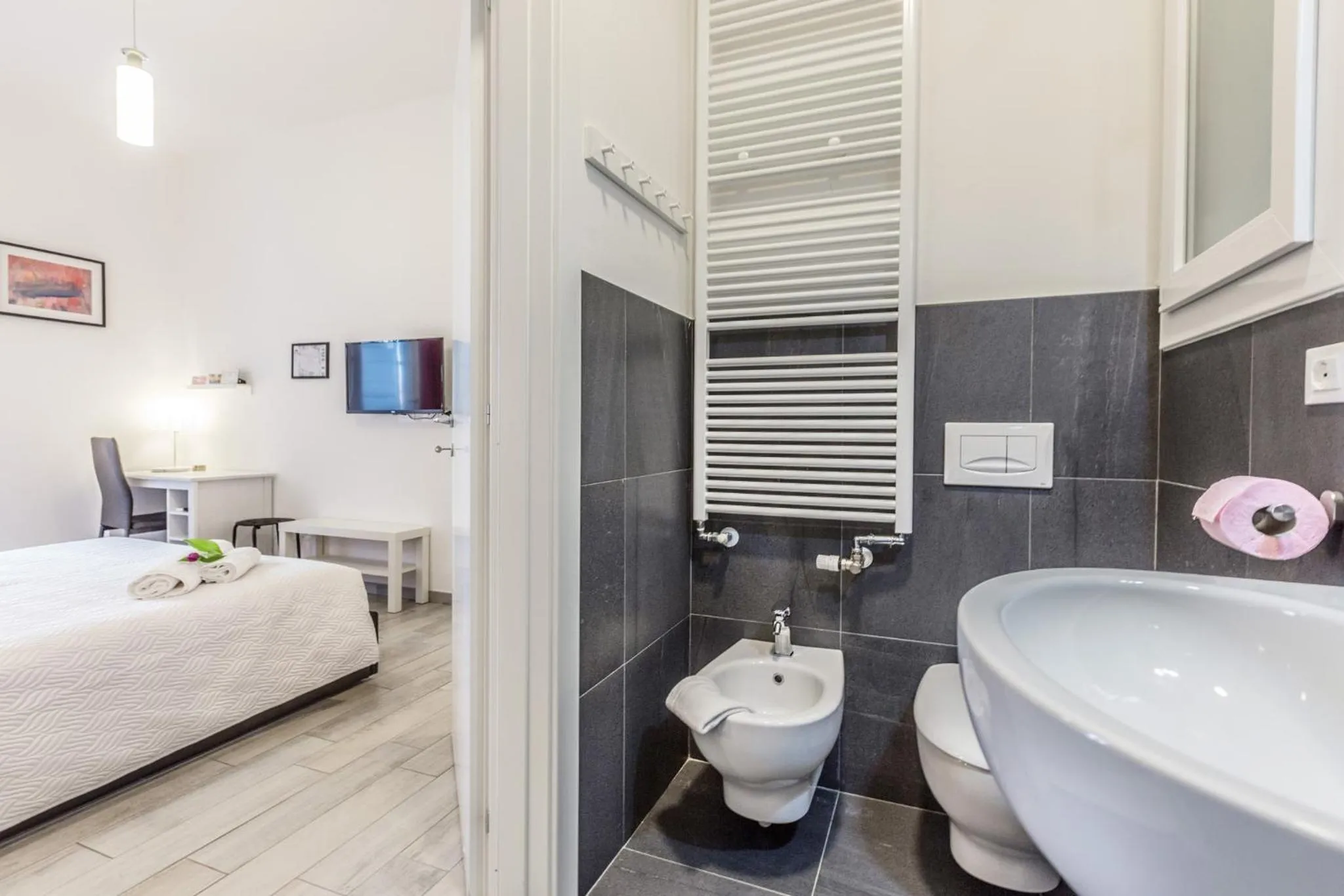 Bathroom, Bed in Central City Rooms