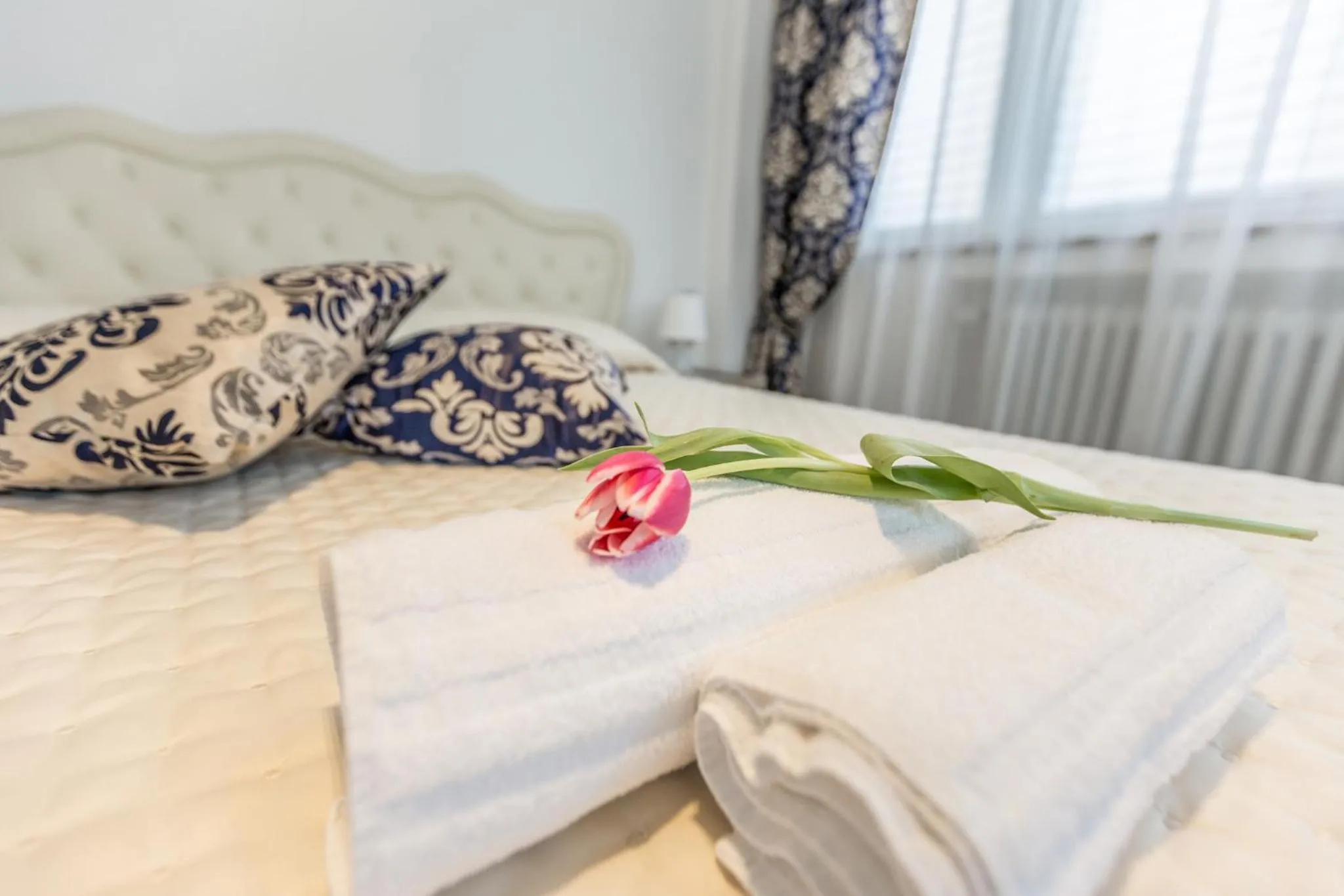 Bedroom, Bed in Central City Rooms