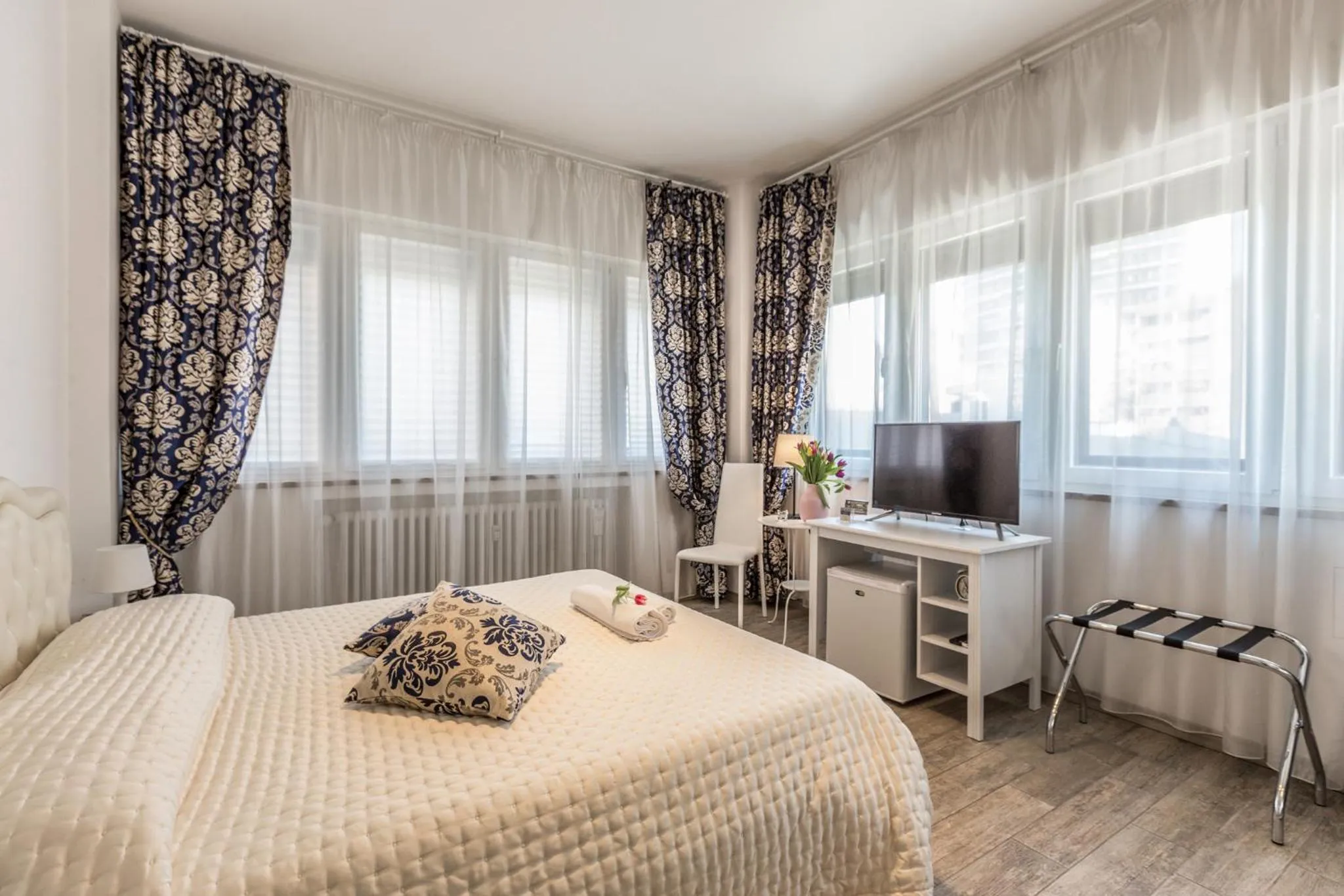 Bedroom, Bed in Central City Rooms