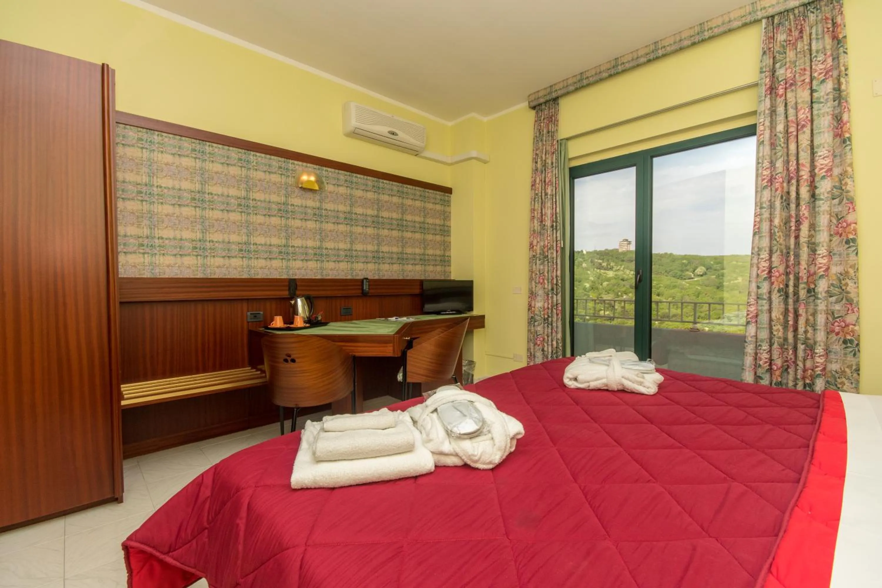 Bedroom, Bed in New Petit Hotel