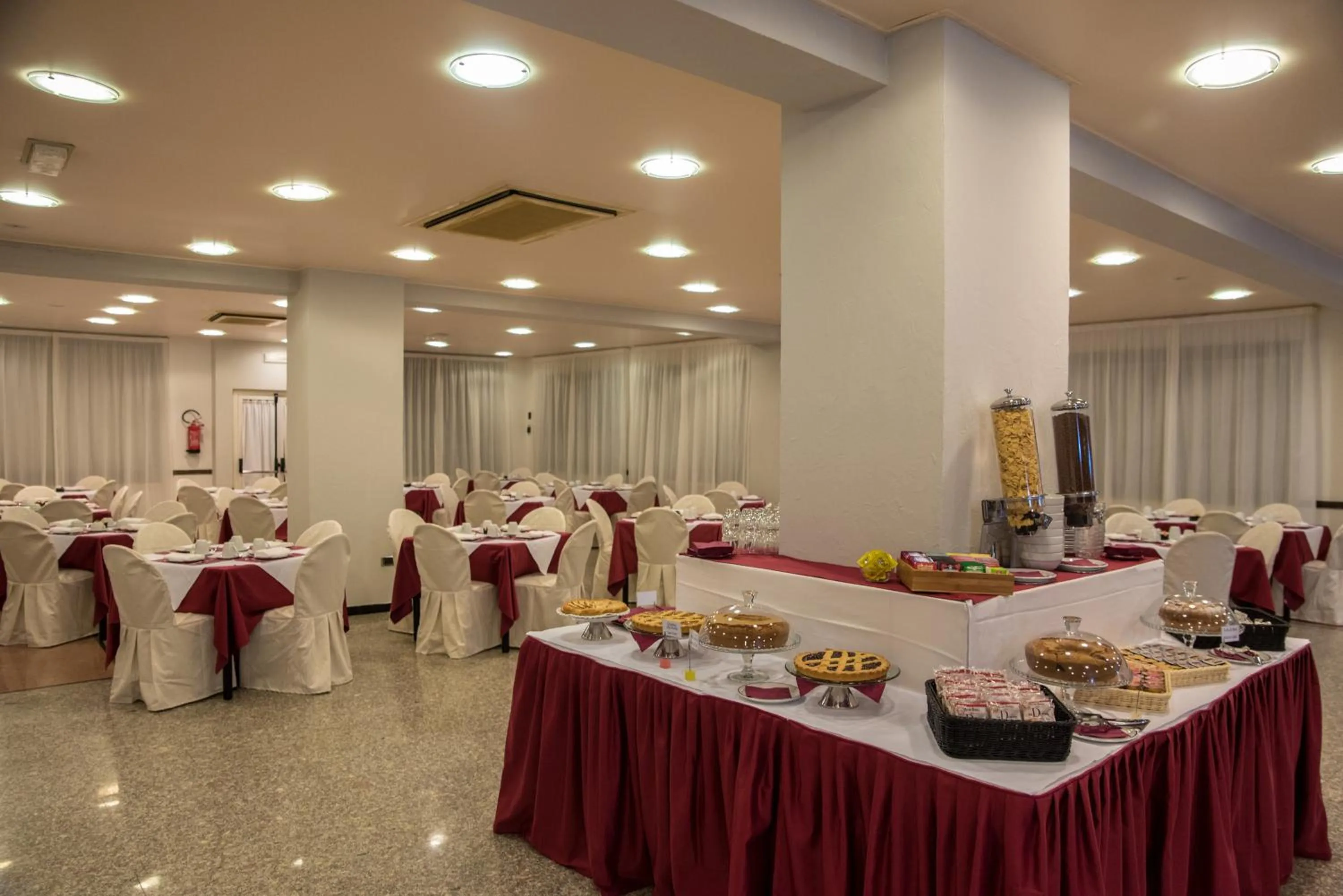 Restaurant/places to eat in New Petit Hotel