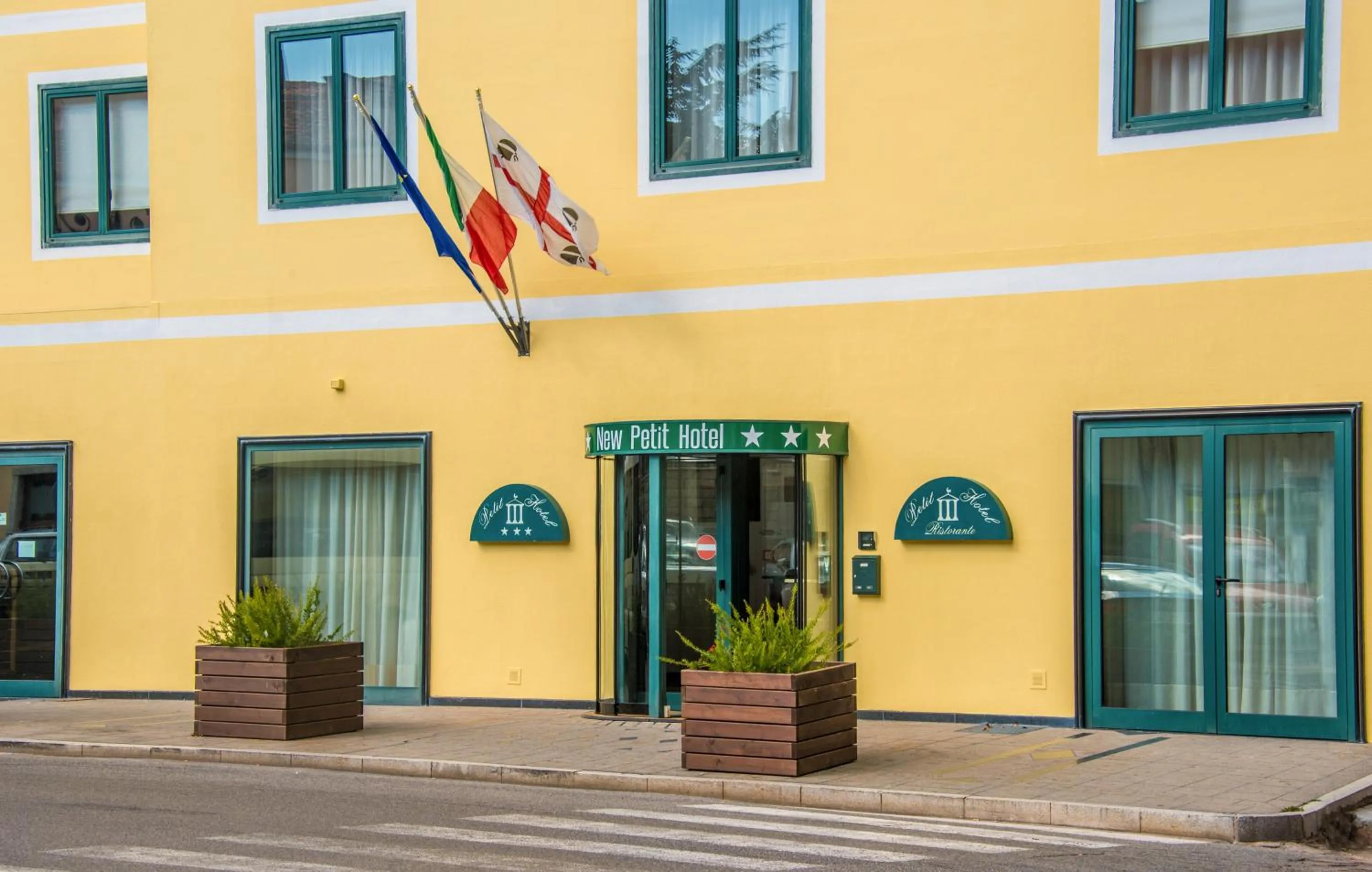 Facade/entrance in New Petit Hotel