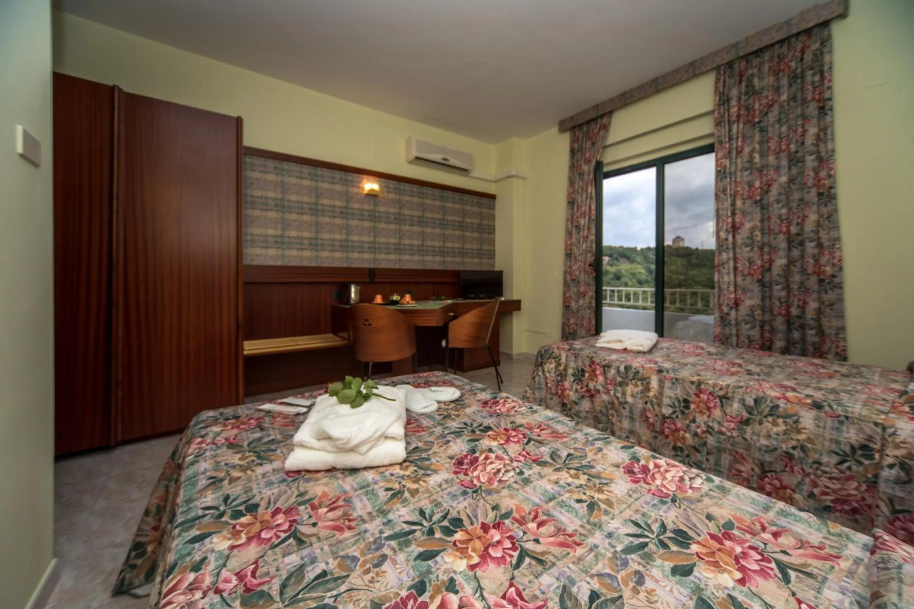 Bedroom, Bed in New Petit Hotel