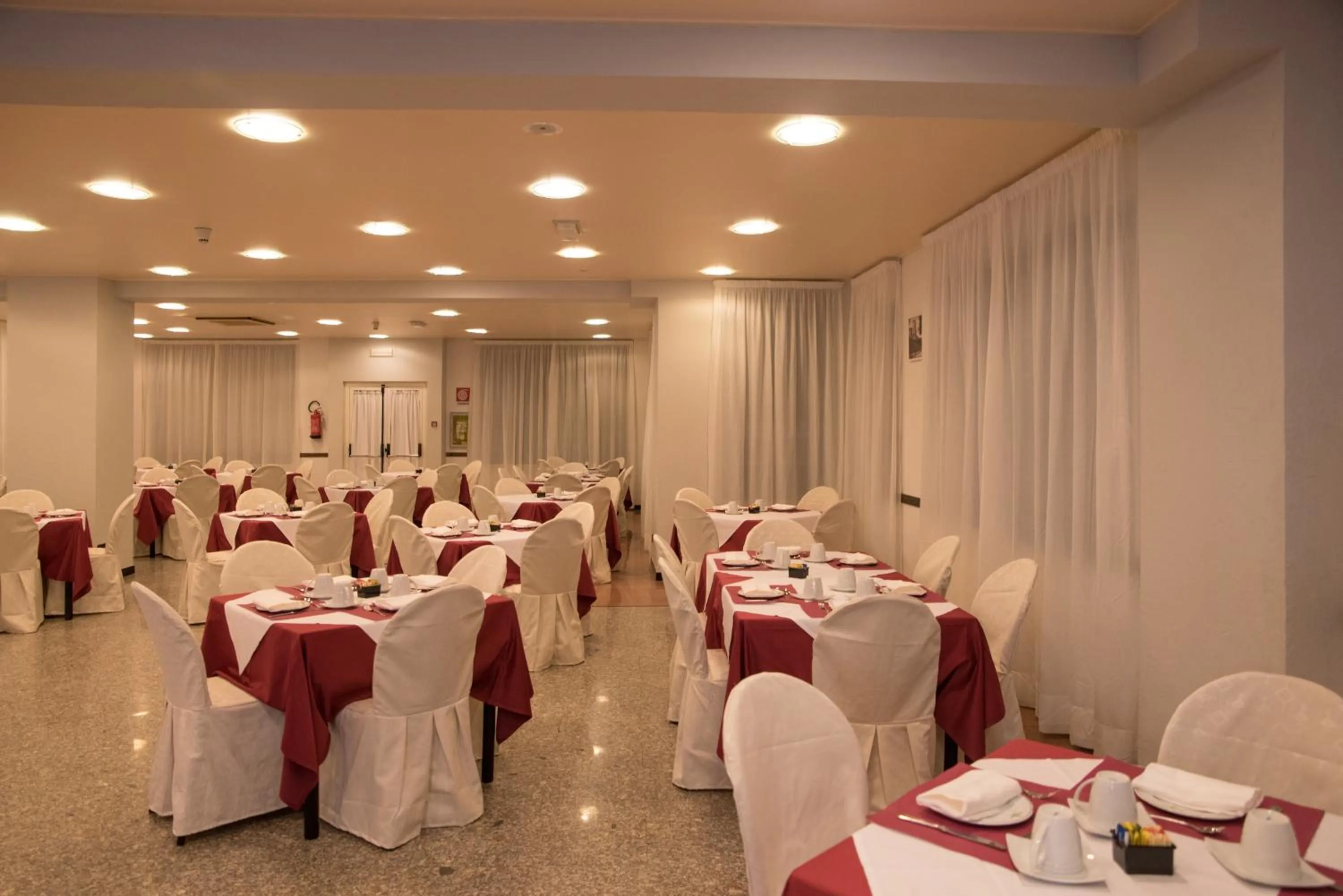 Restaurant/places to eat in New Petit Hotel