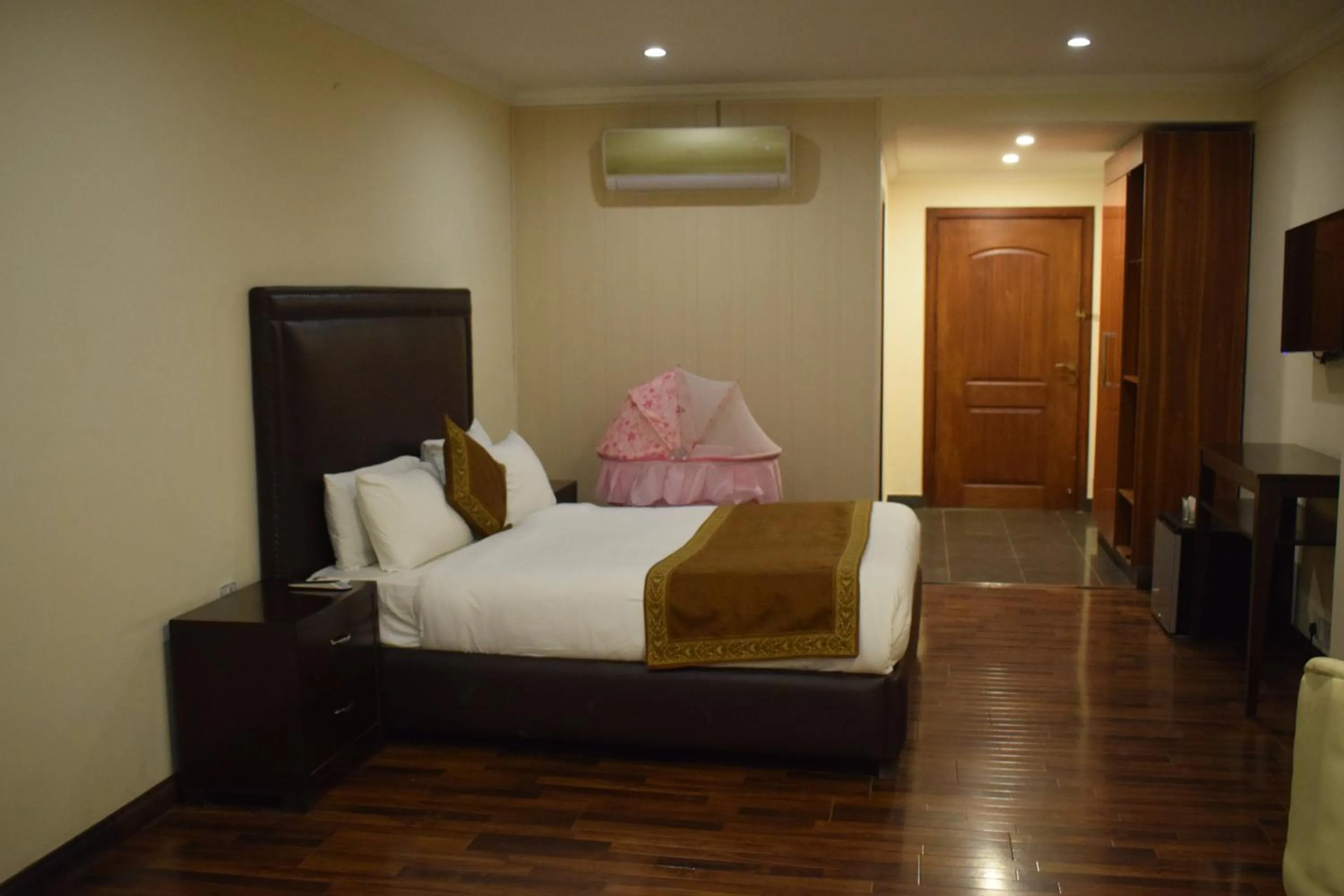 TV and multimedia, Bed in Grand Millennium Hotel