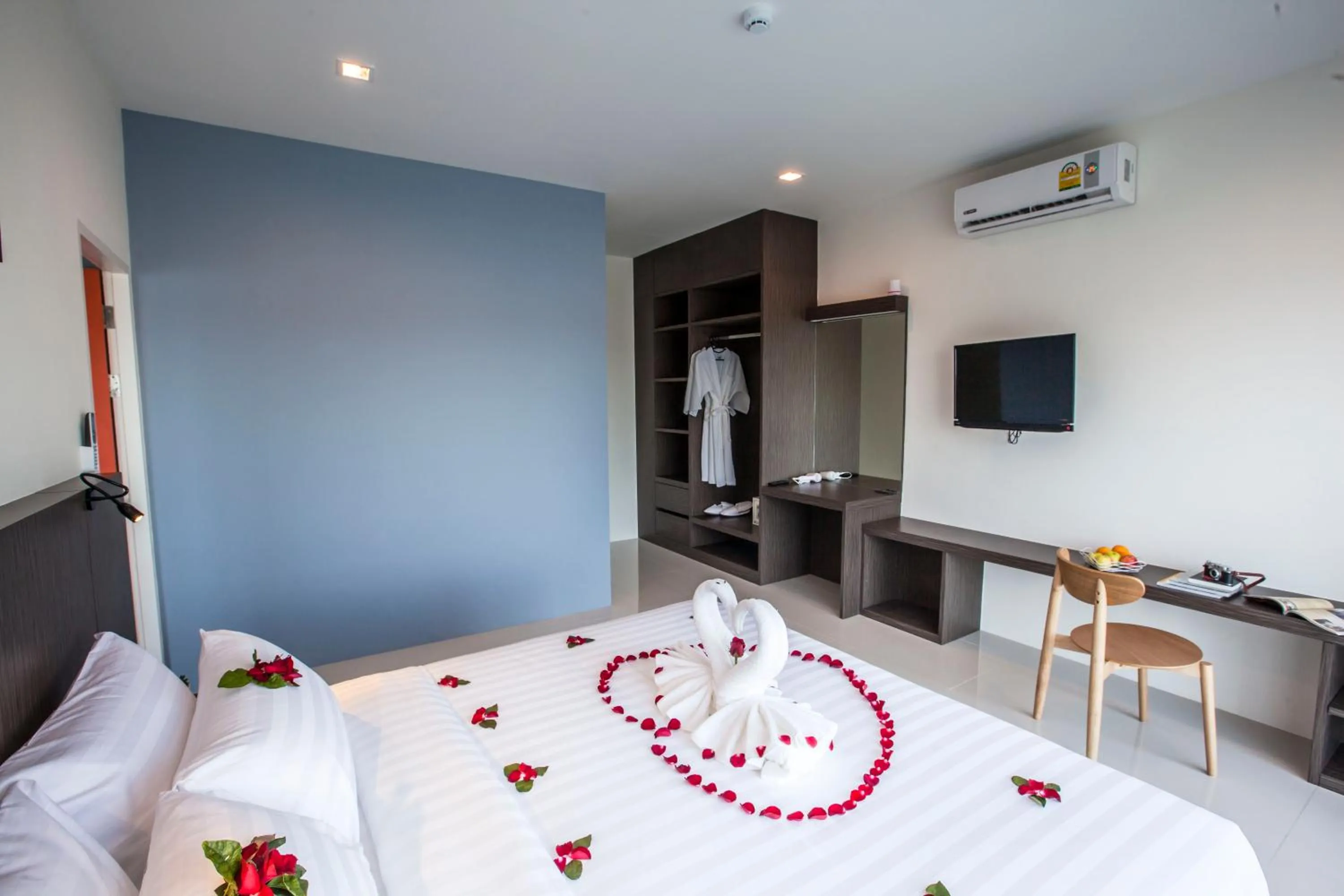 Photo of the whole room, Bed in The Elysium Residence - SHA Extra Plus