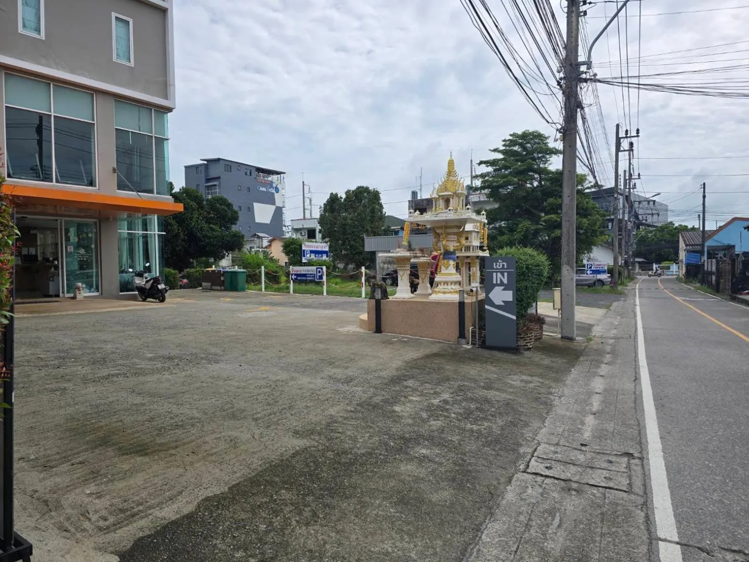 Facade/entrance in The Elysium Residence - SHA Extra Plus