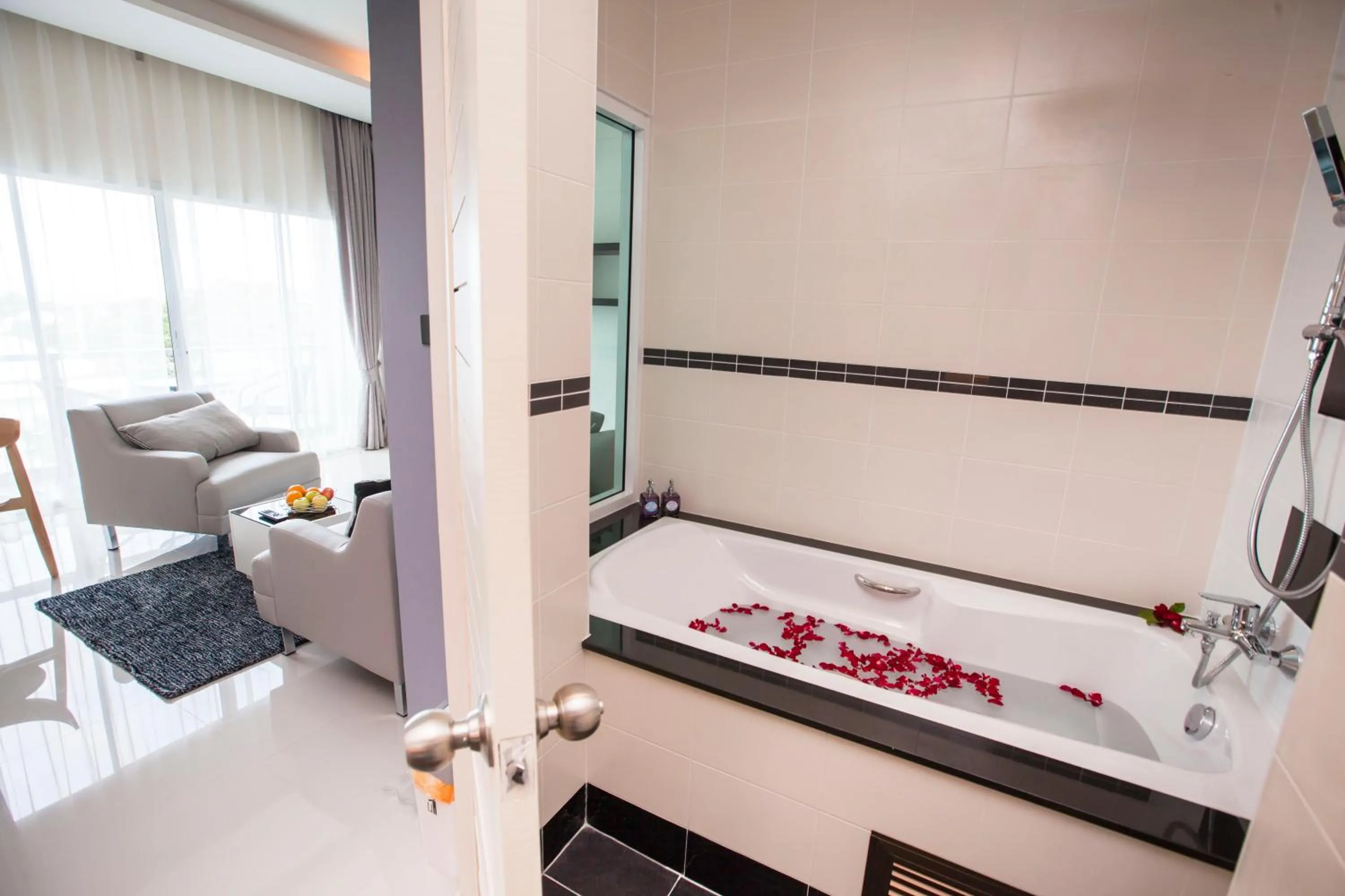 Hot Tub, Bed in The Elysium Residence - SHA Extra Plus