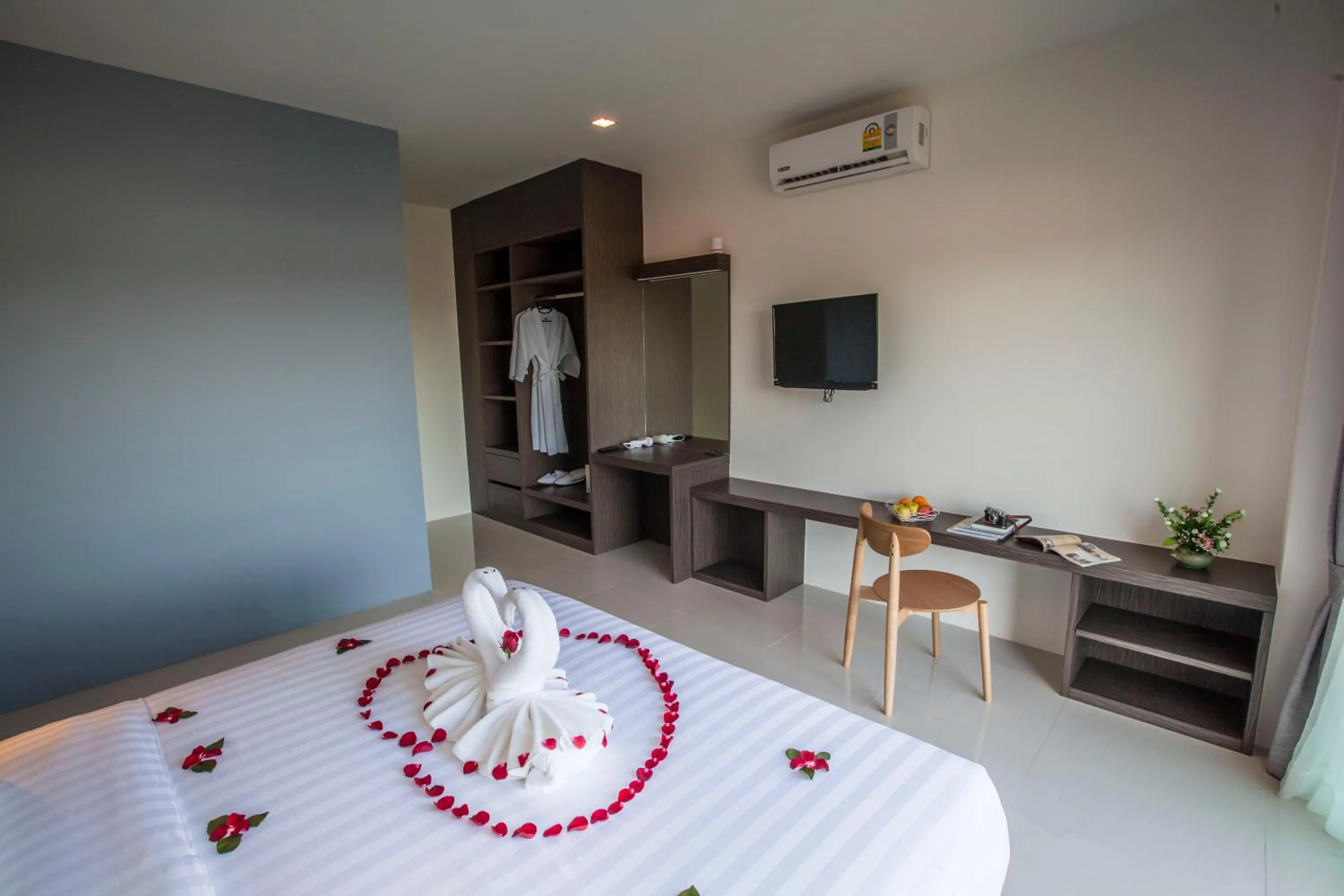 Photo of the whole room, Bed in The Elysium Residence - SHA Extra Plus