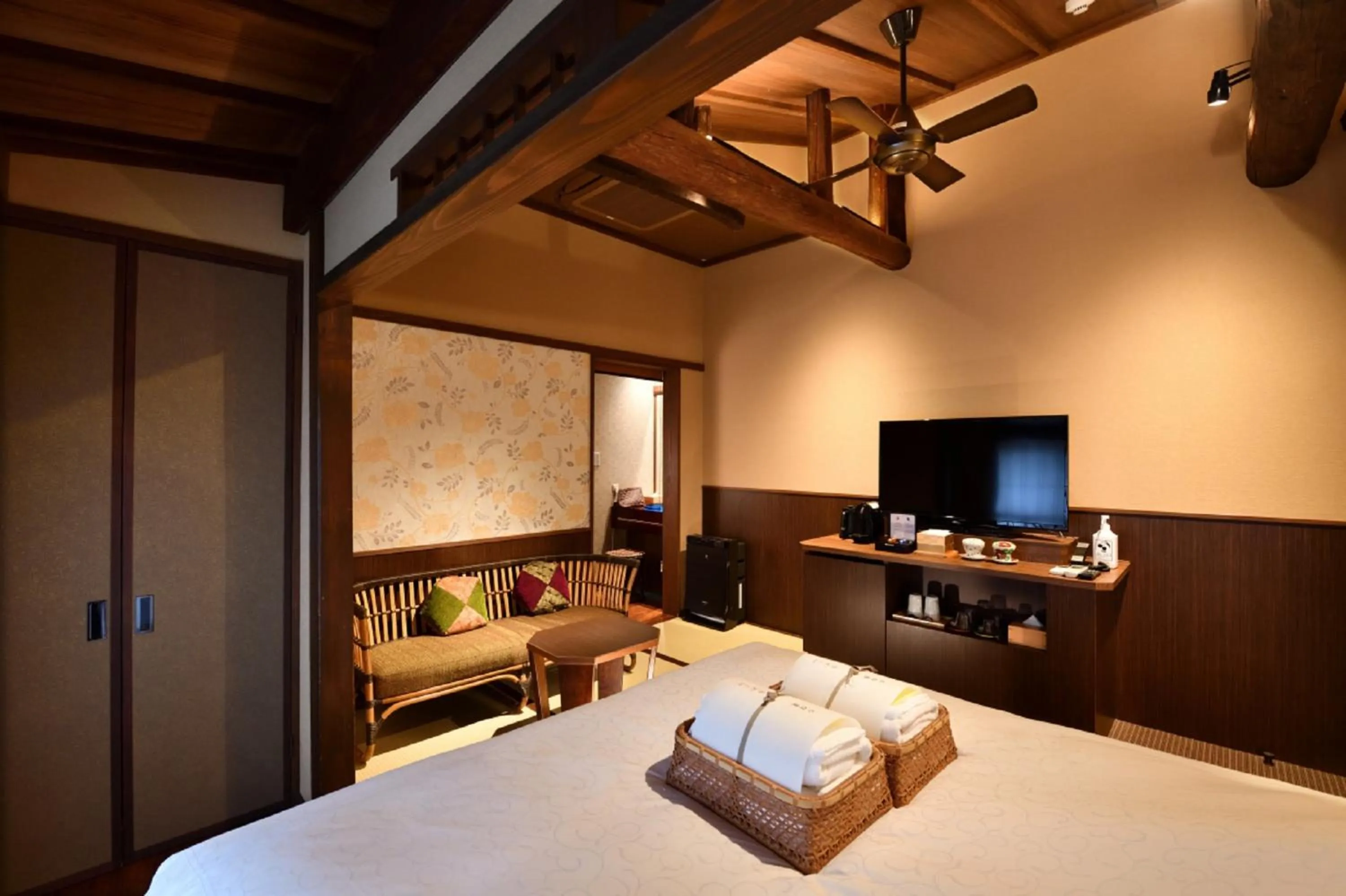 Photo of the whole room, Bed in Muromachi Yutone Kyokoyado