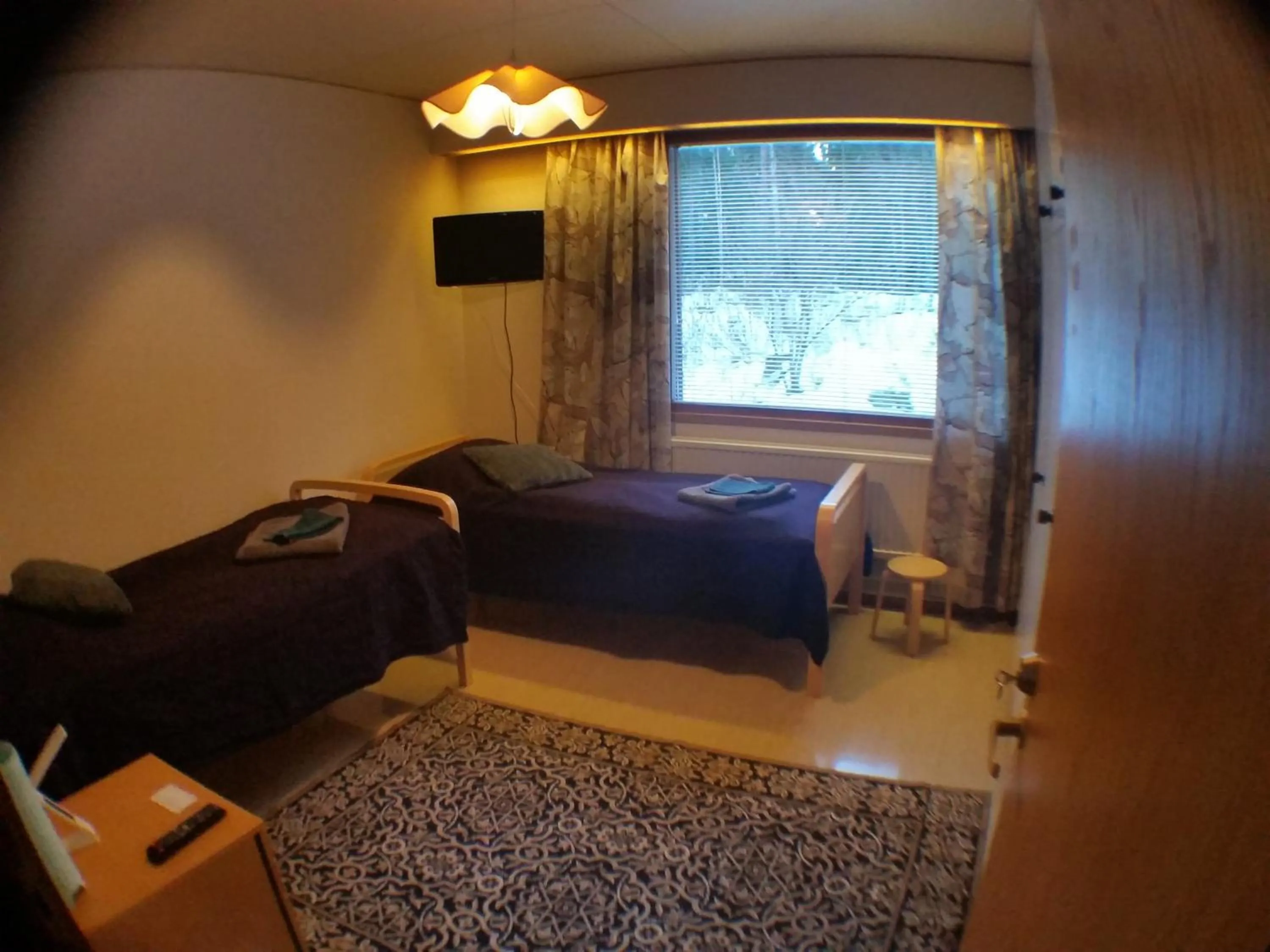 Communal lounge/ TV room, Bed in B&B Neulomotie