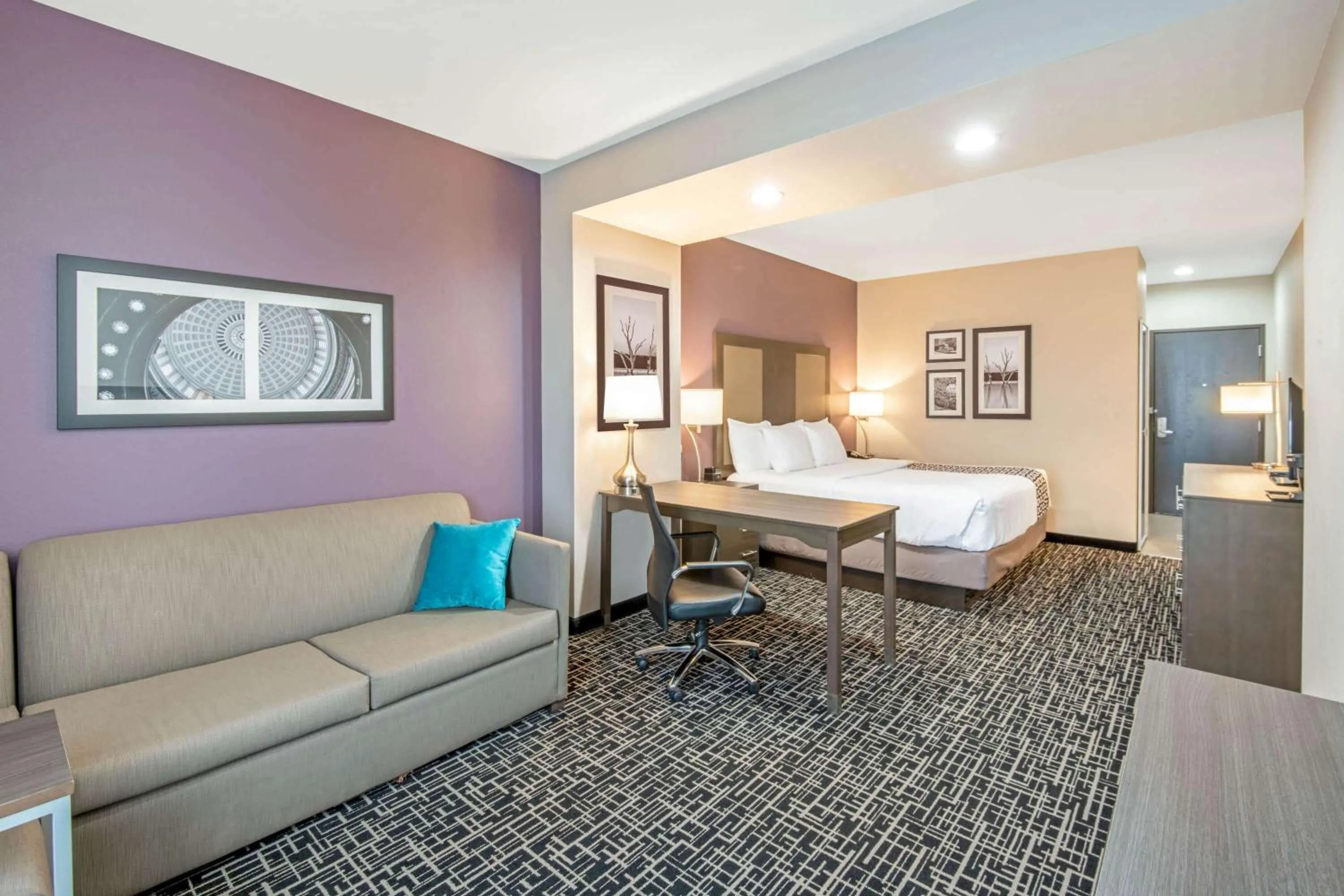 Photo of the whole room, Bed in La Quinta by Wyndham Weatherford OK