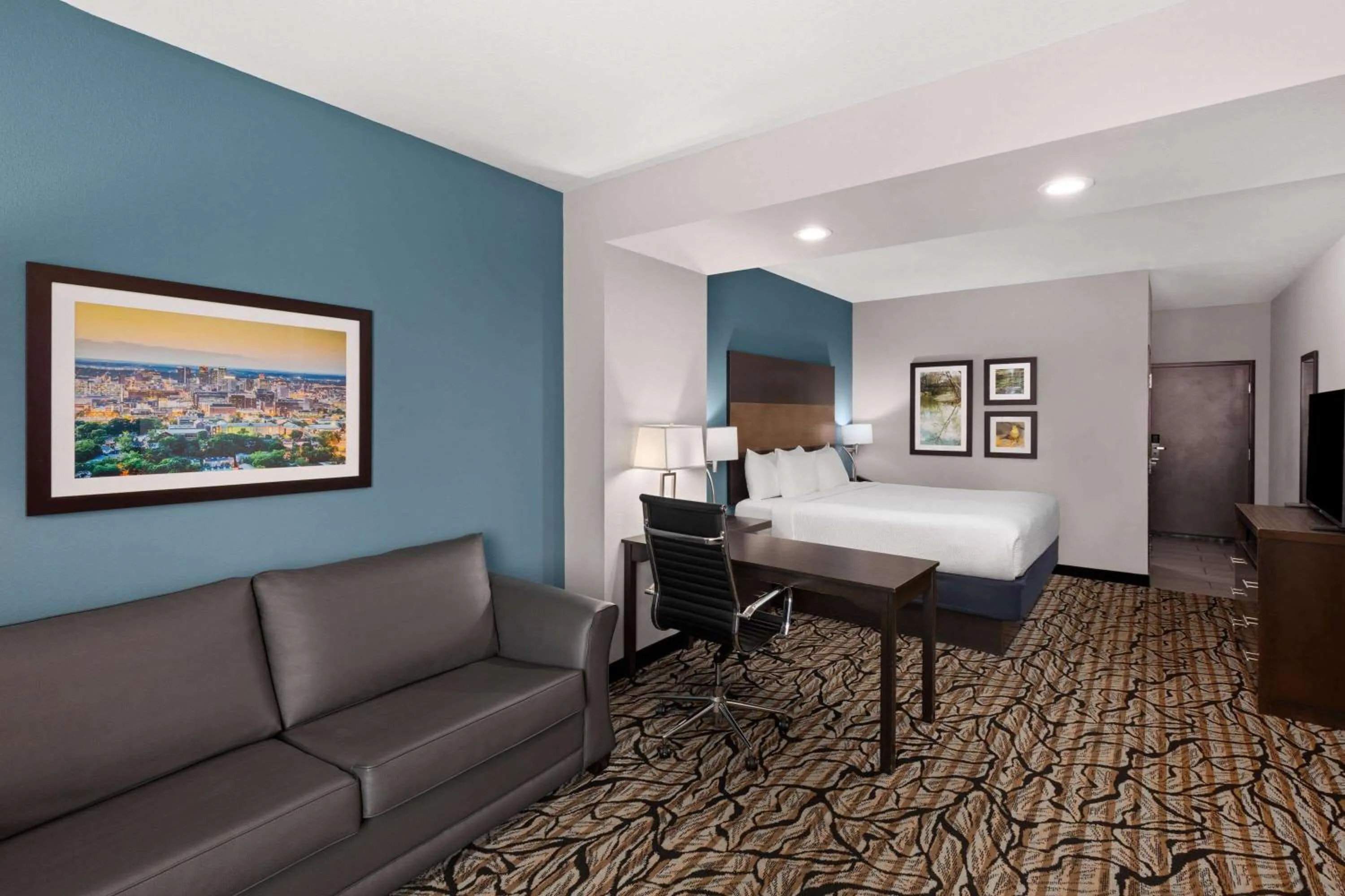 Photo of the whole room in La Quinta by Wyndham Cullman