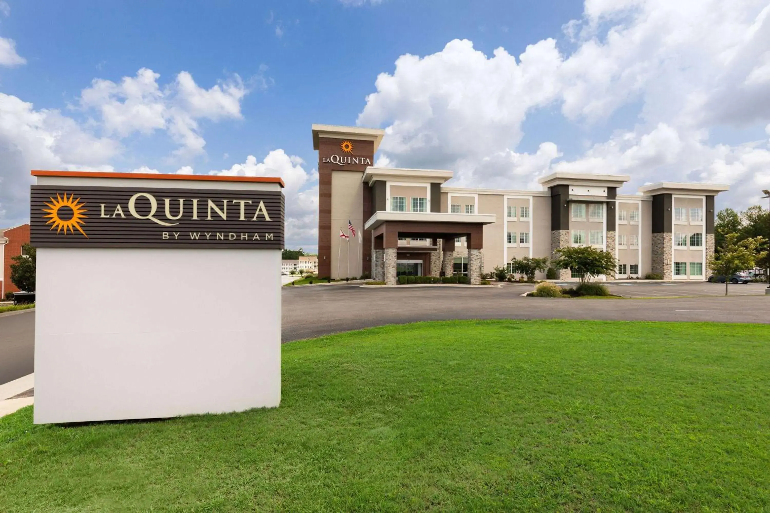 Property building in La Quinta by Wyndham Cullman Property building in La Quinta by Wyndham Cullman