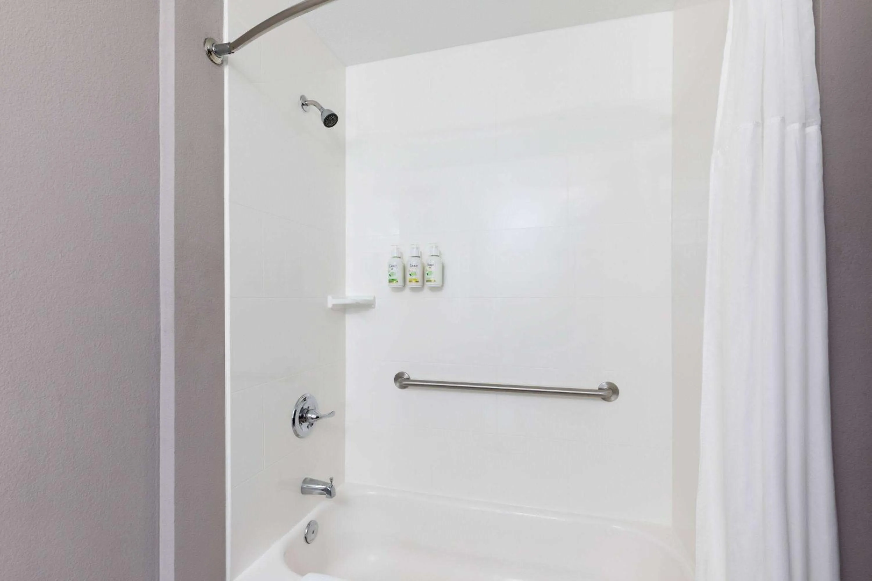 Bathroom in La Quinta by Wyndham Cullman