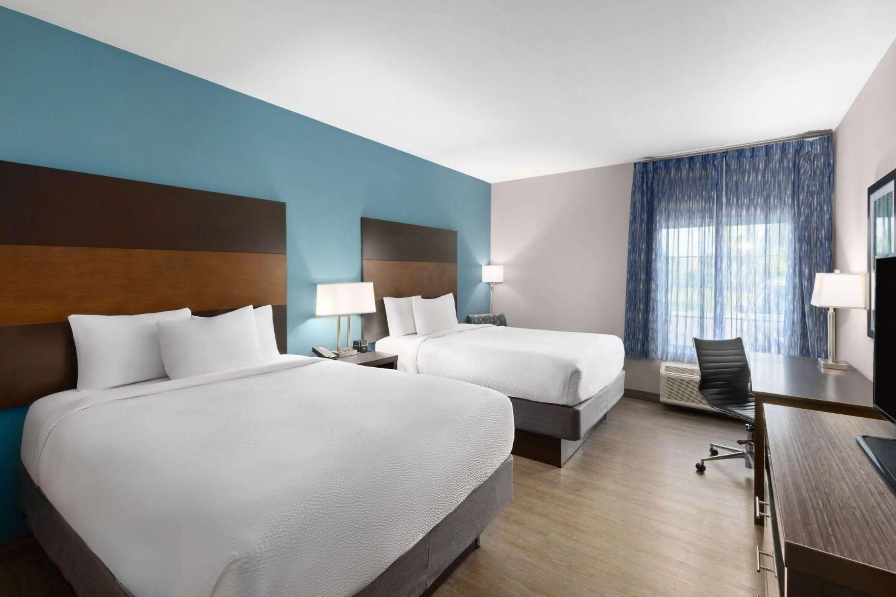 Photo of the whole room, Bed in La Quinta by Wyndham Cullman