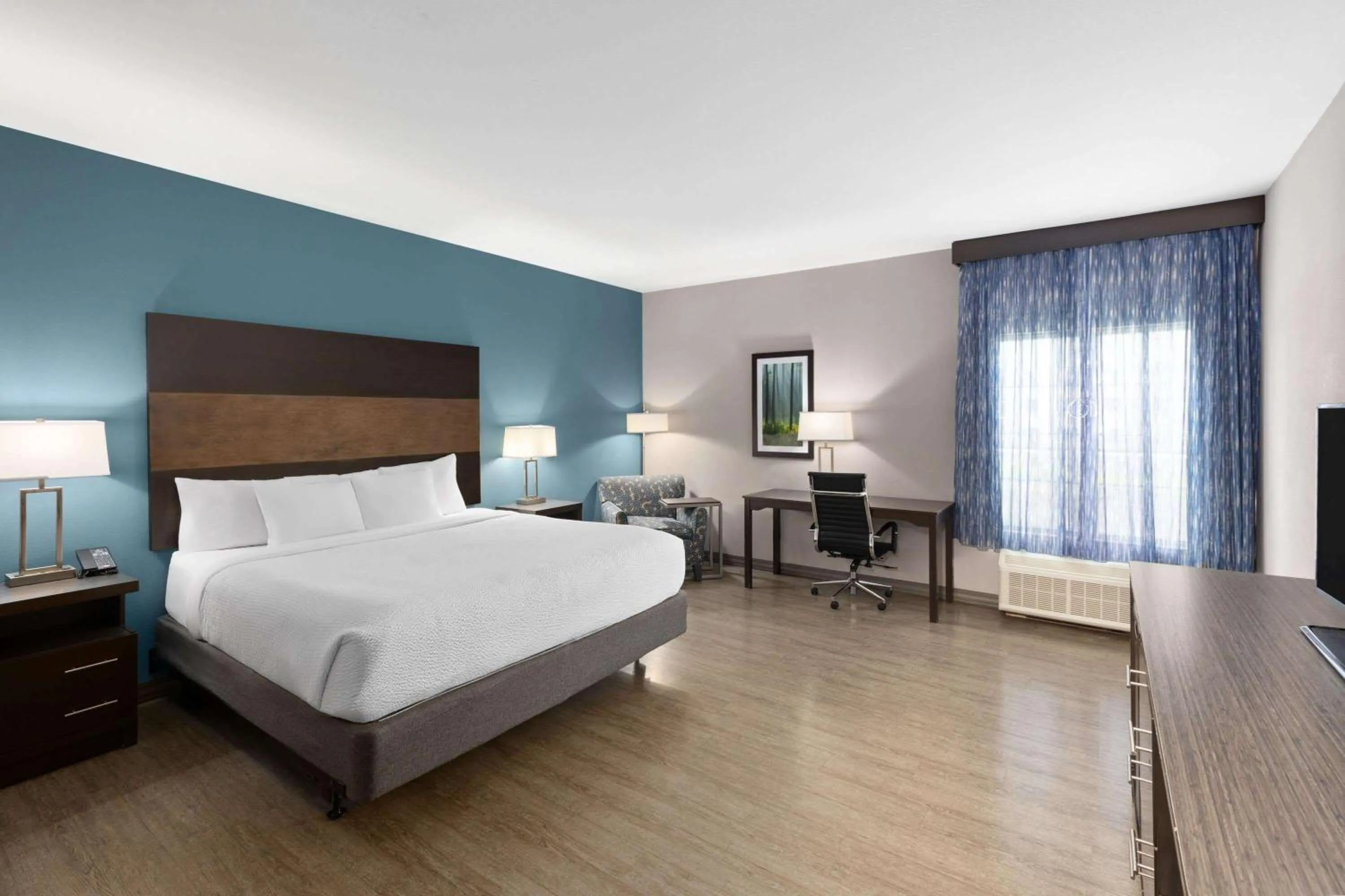 Photo of the whole room, Bed in La Quinta by Wyndham Cullman