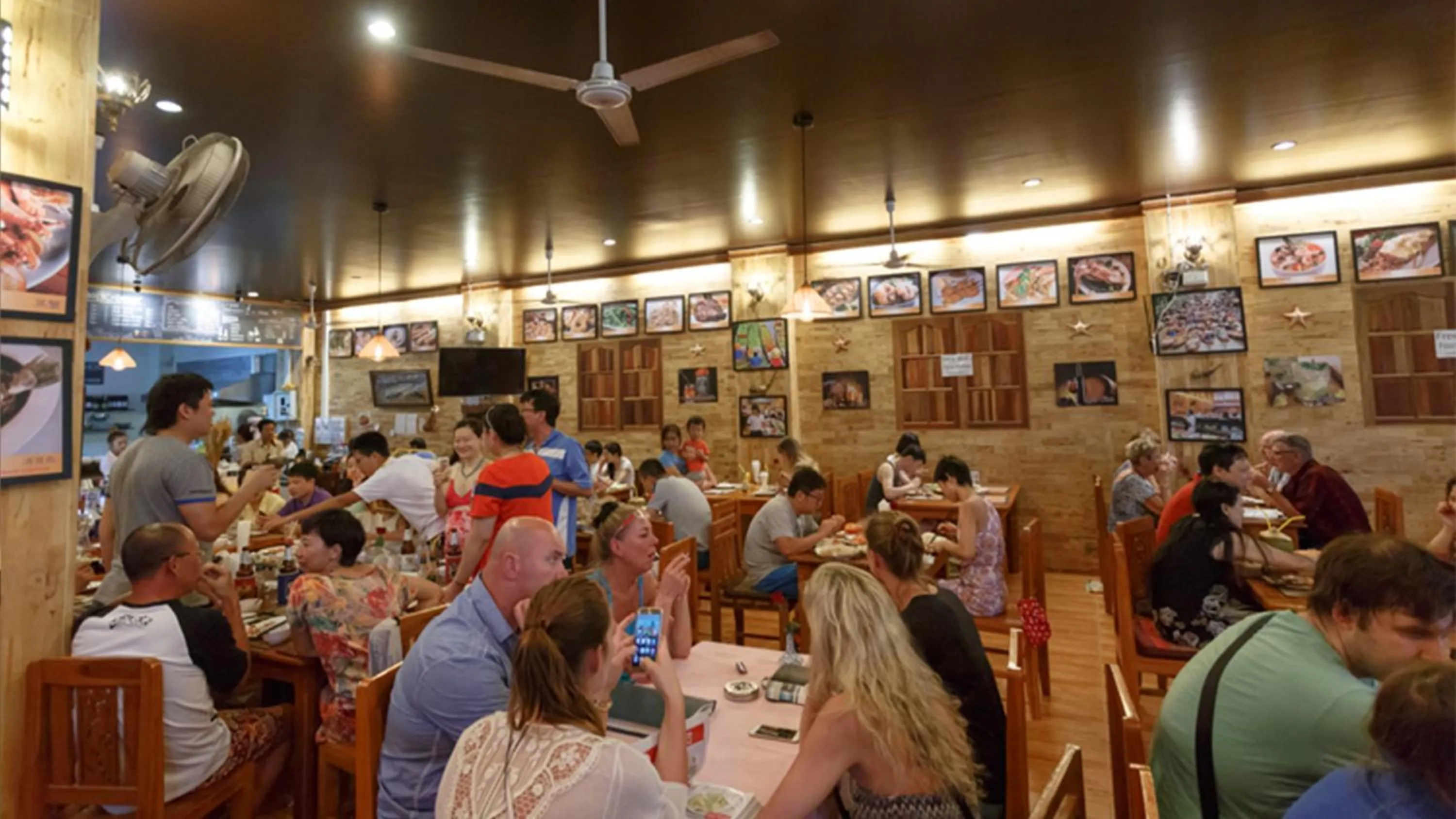 Restaurant/places to eat in Kata Beachwalk Hotel and Bungalows