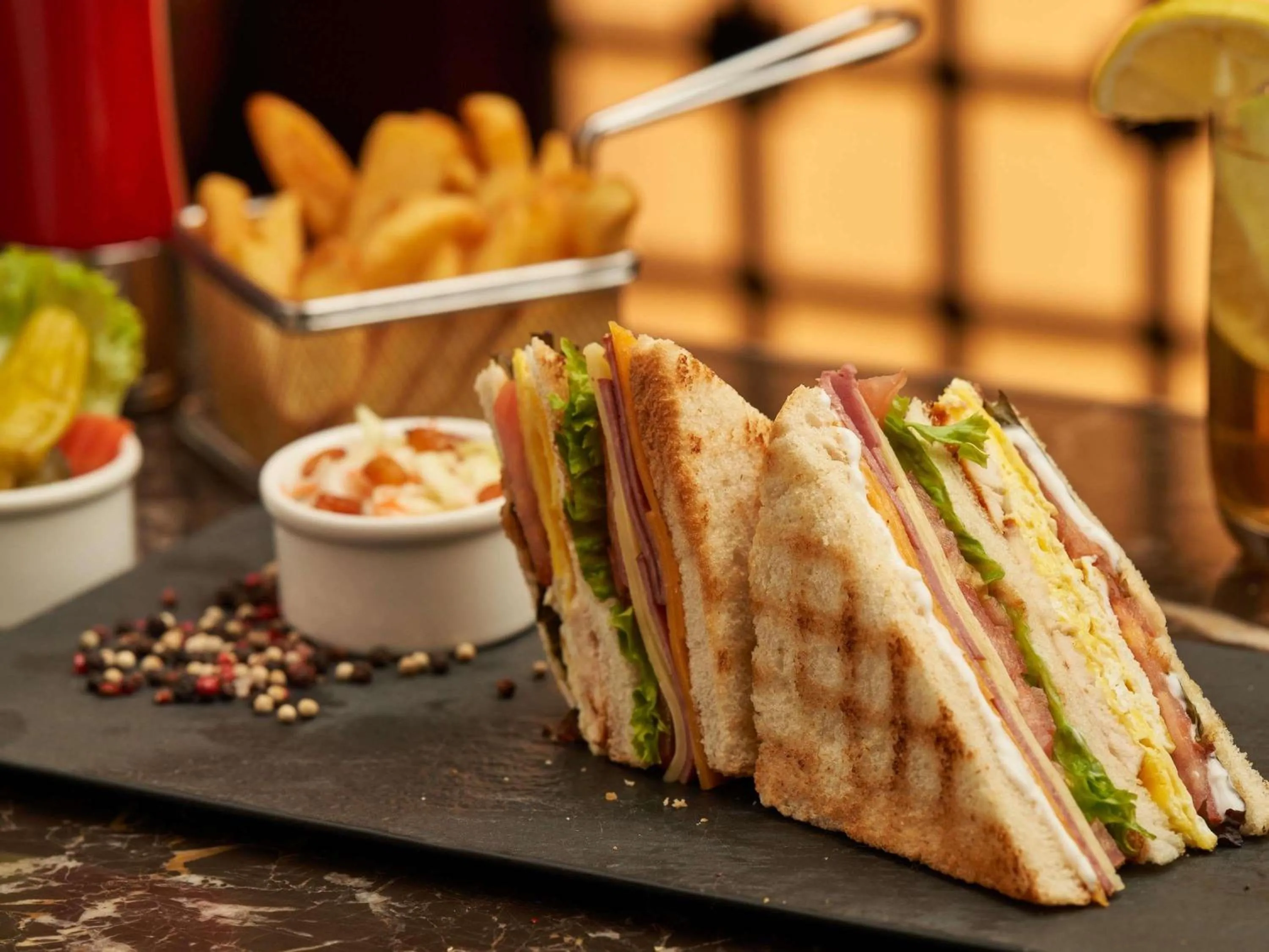 Lounge or bar in Swissotel Al Maqam Makkah