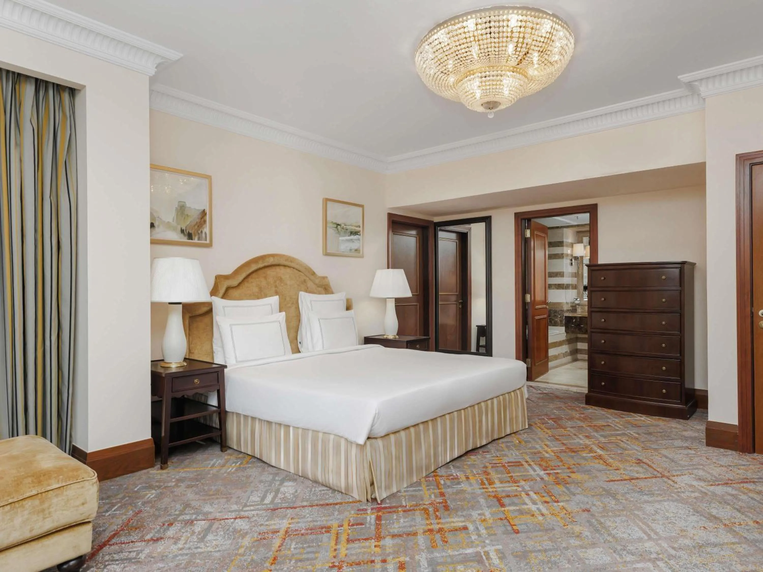 Photo of the whole room, Bed in Swissotel Al Maqam Makkah