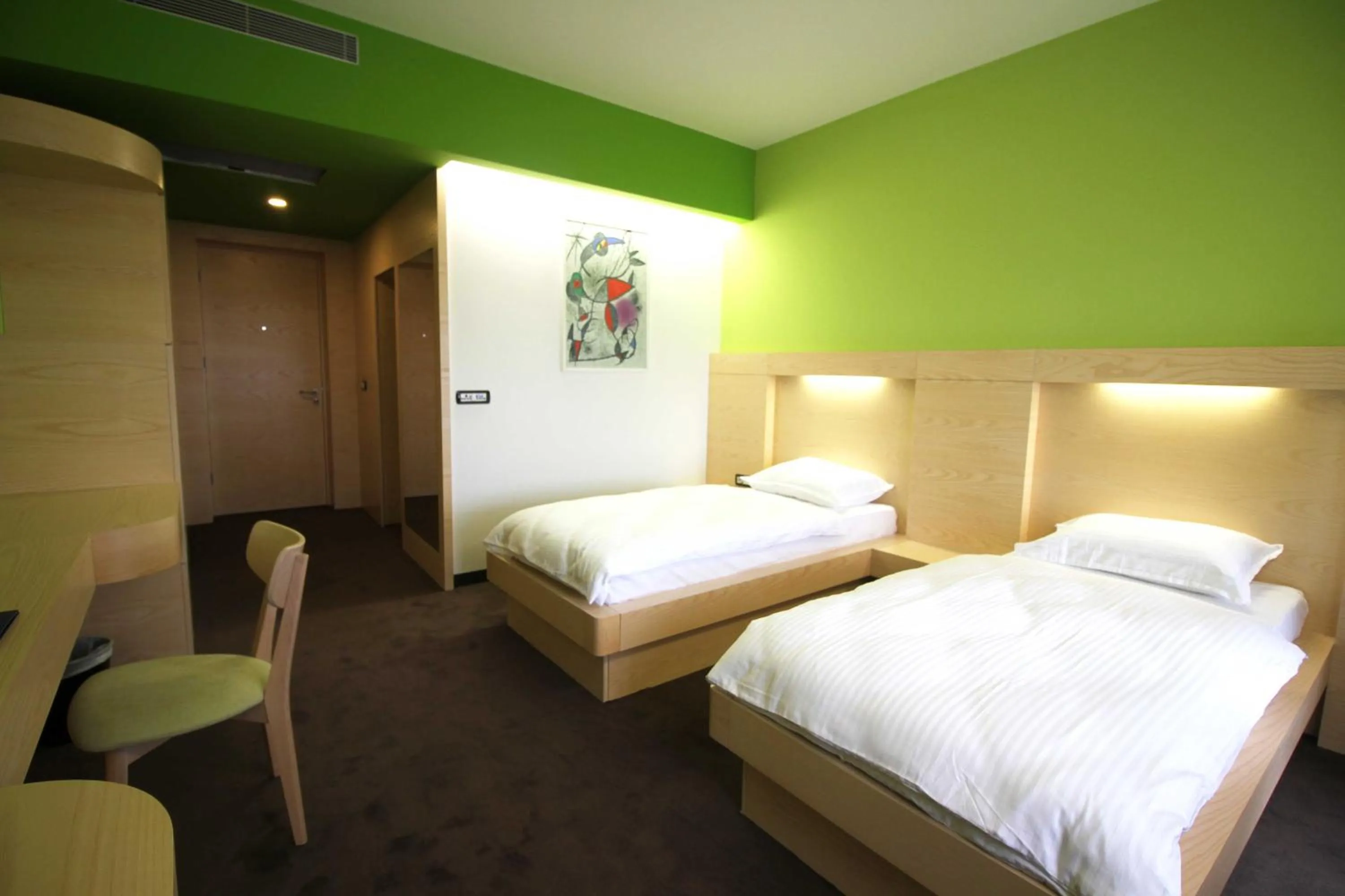 Toilet, Bed in Hotel International Prishtina & Spa