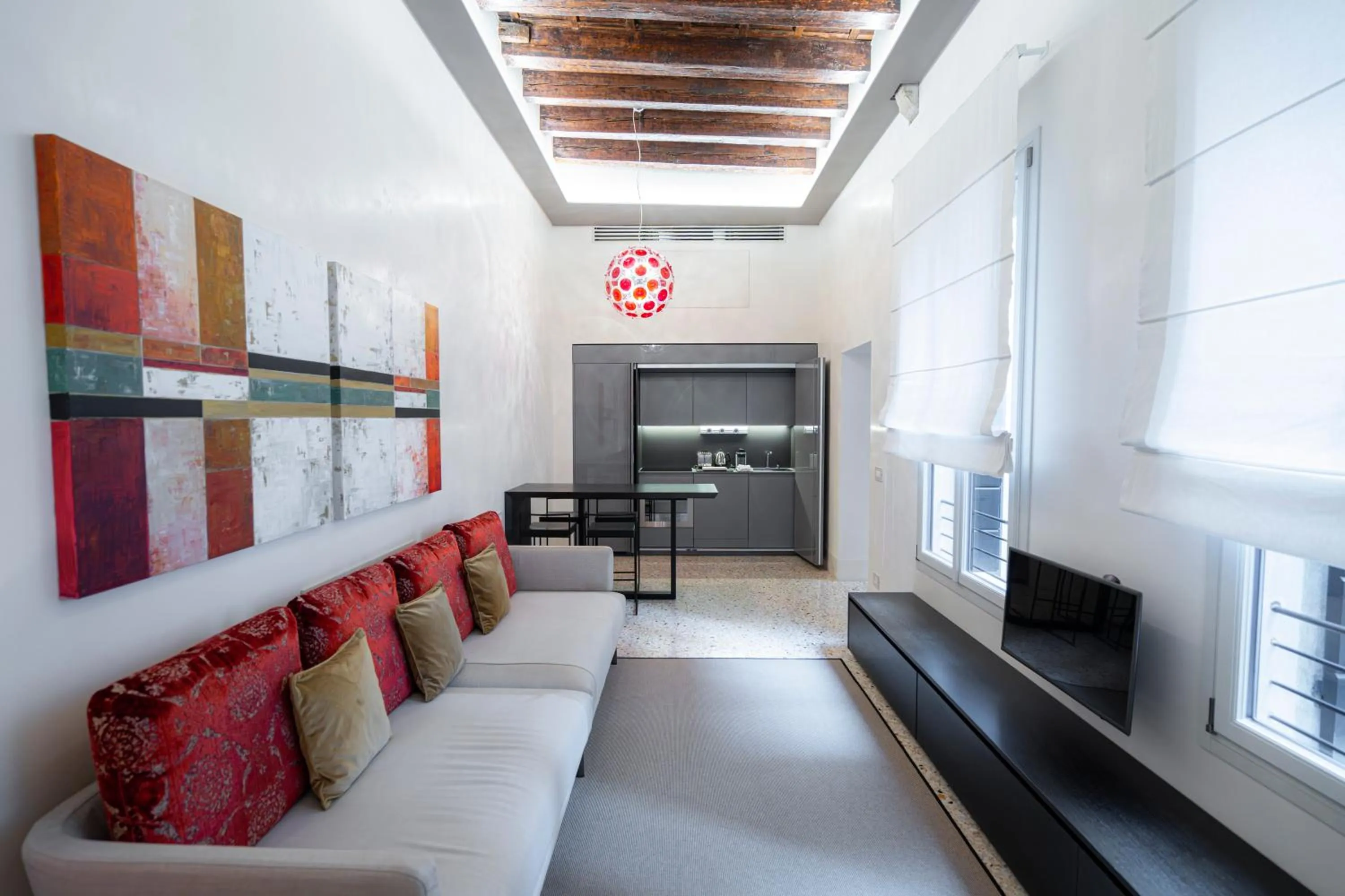 TV and multimedia in Palazzo Morosini Degli Spezieri - Lifestyle Apartments