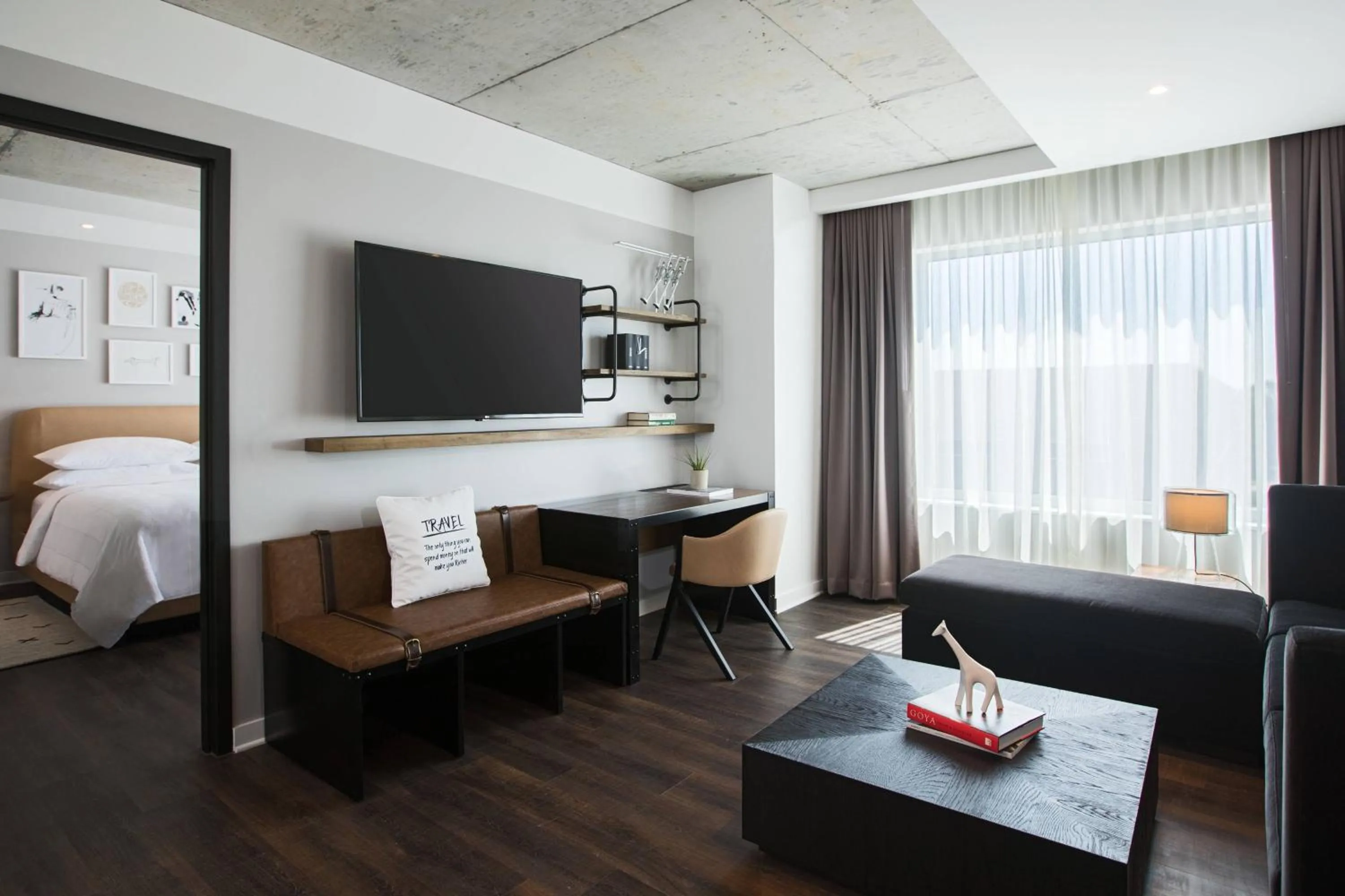 Living room, Bed in Renaissance Atlanta Airport Gateway Hotel