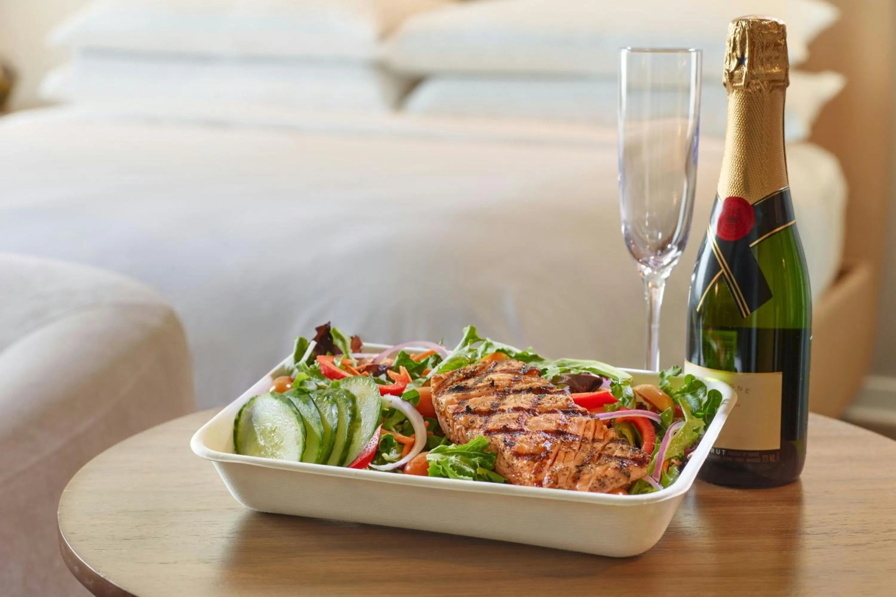 Restaurant/places to eat in Renaissance Atlanta Airport Gateway Hotel