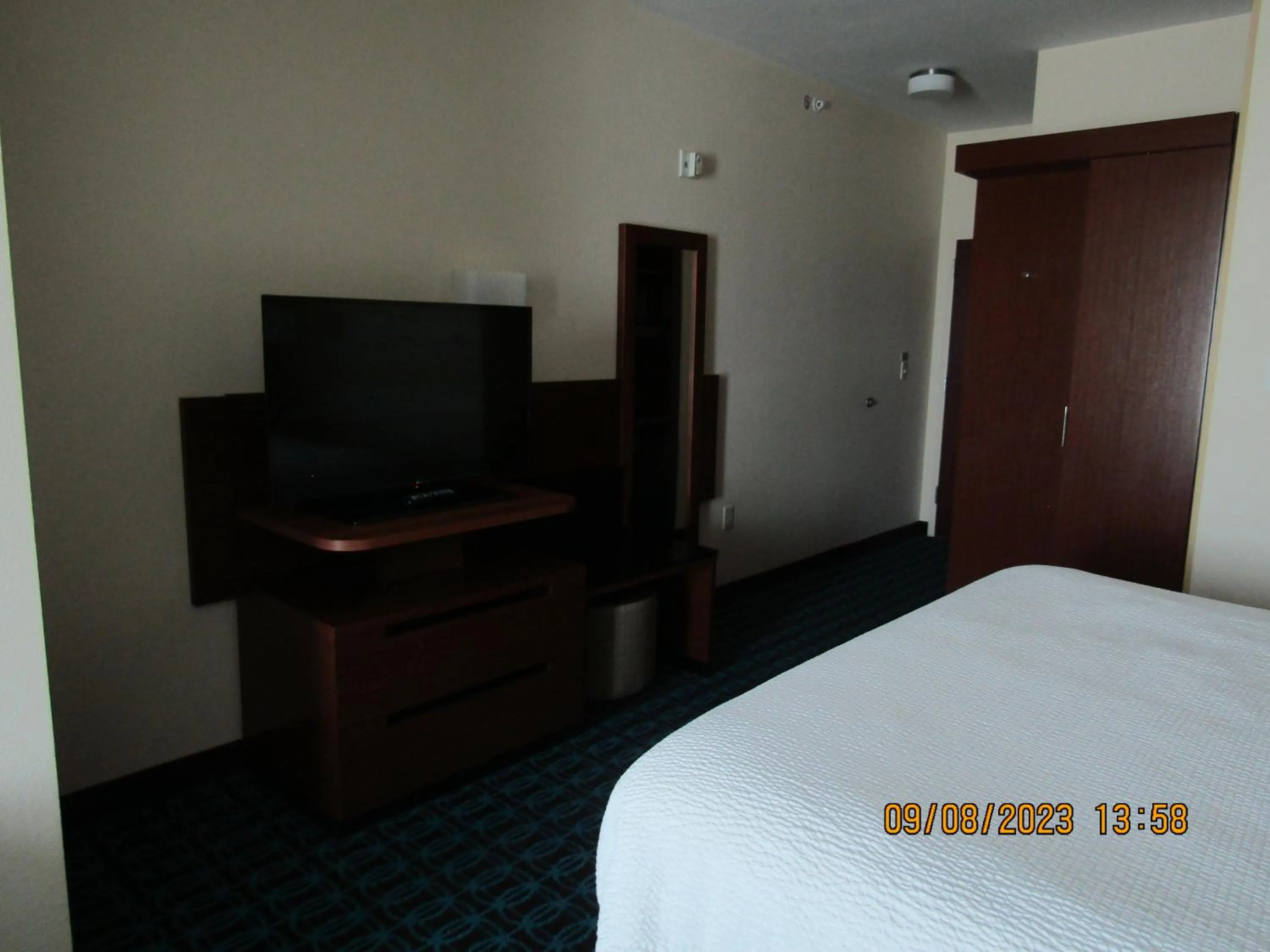 TV and multimedia, Bed in Fairfield Inn & Suites by Marriott Sidney