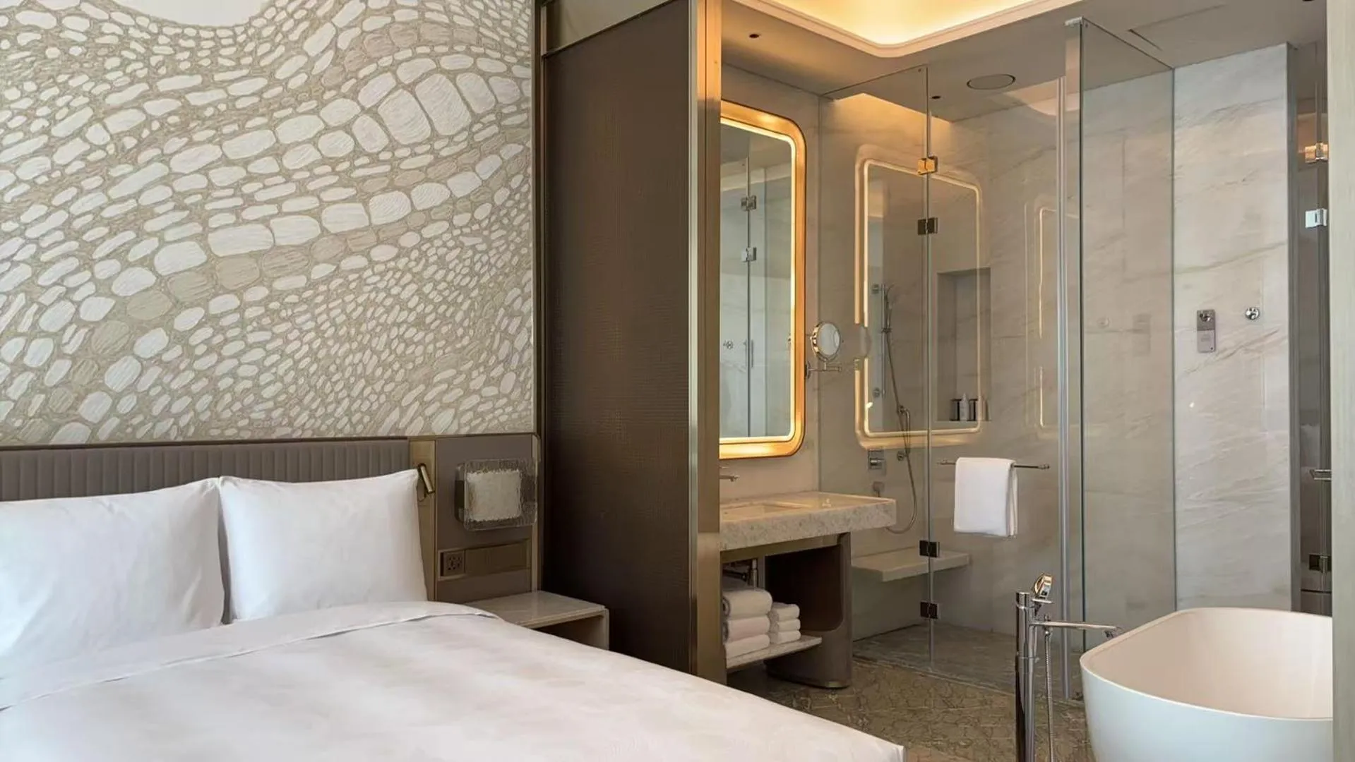 Bathroom, Bed in JW Marriott Hotel Chengdu